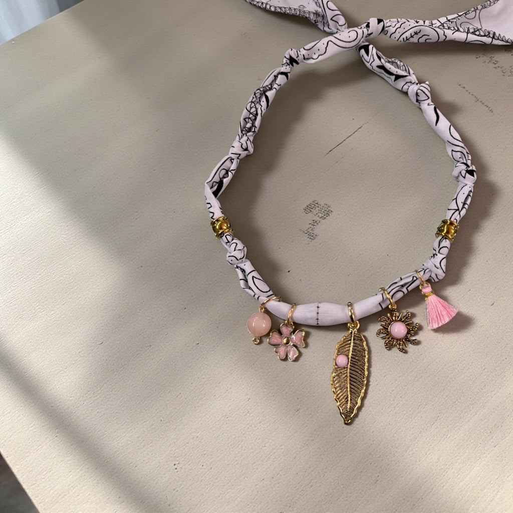 Necklace Bandana bianco/ rosa piuma