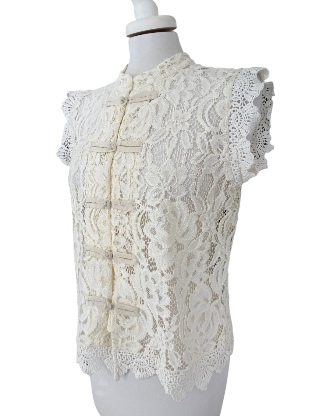 Camicia smanicata con pizzo e alamari