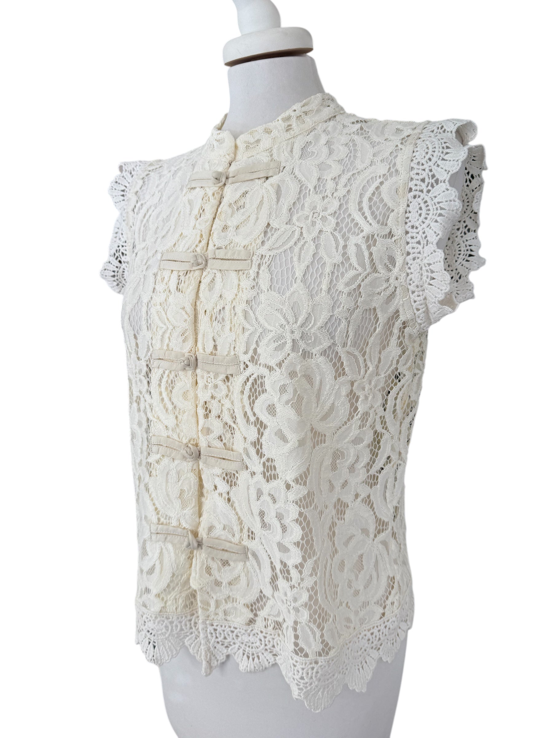 Camicia smanicata con pizzo e alamari