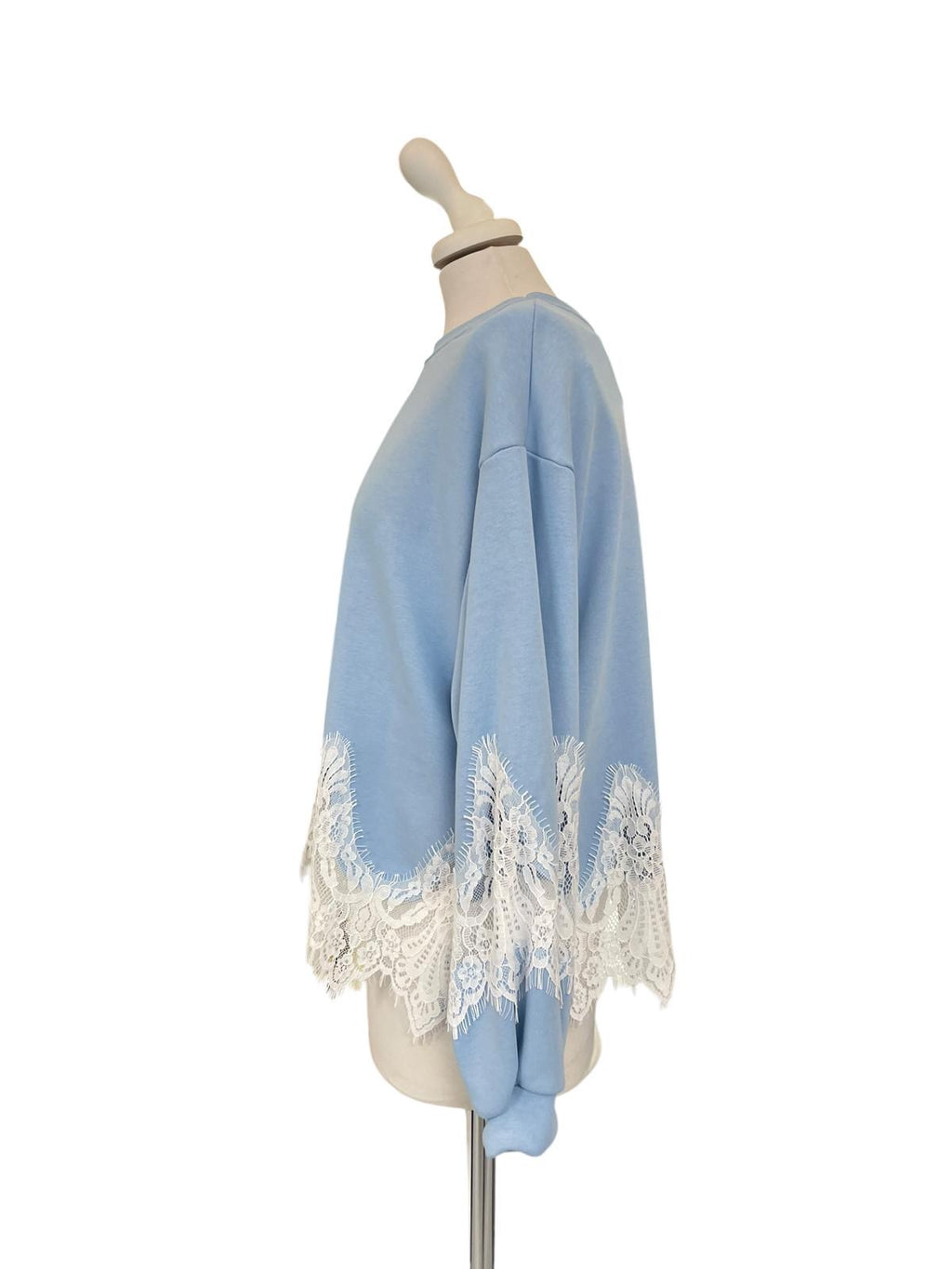 Felpa azzurra pizzo bianco