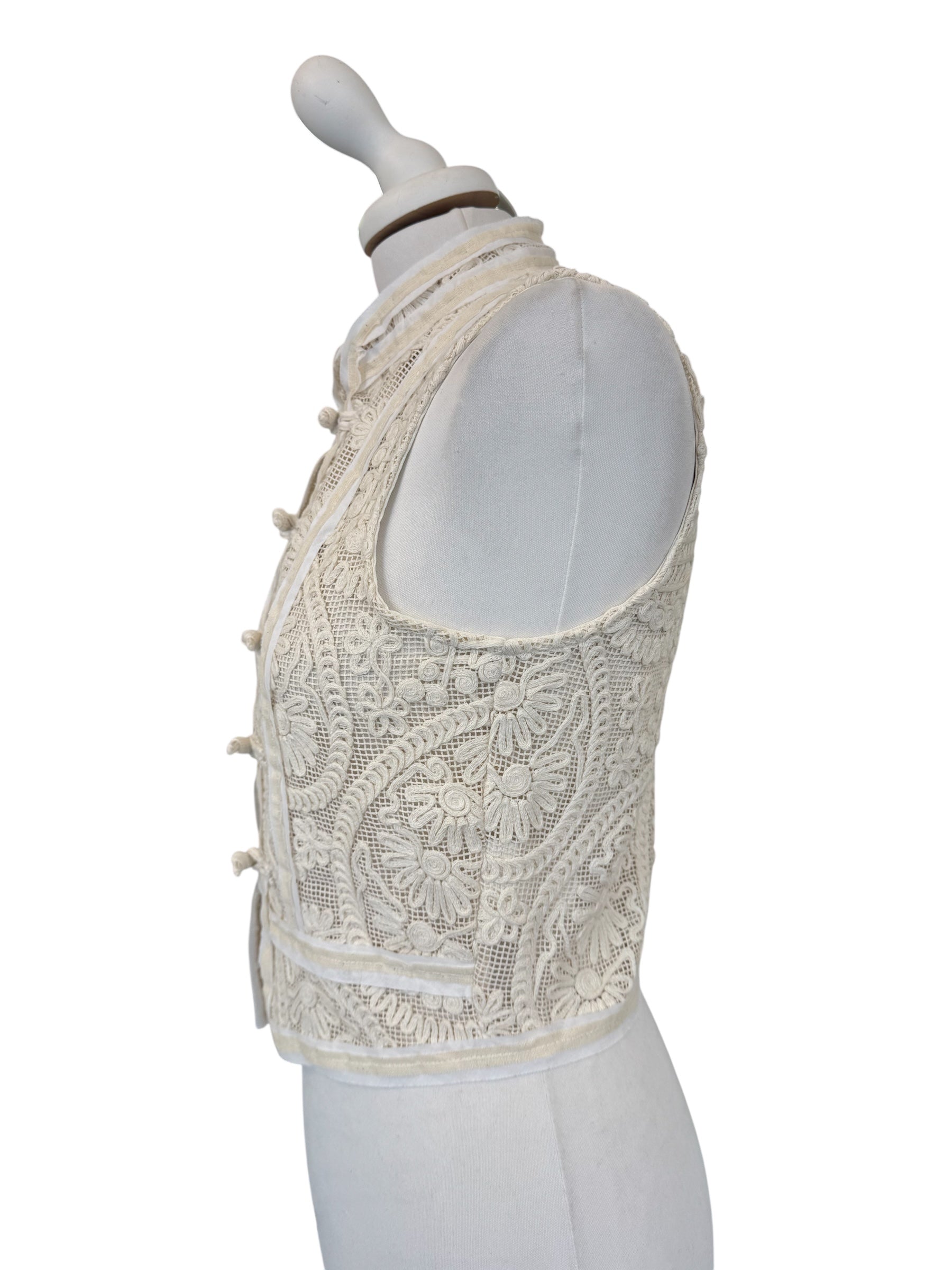 Gilet macrame con alamari