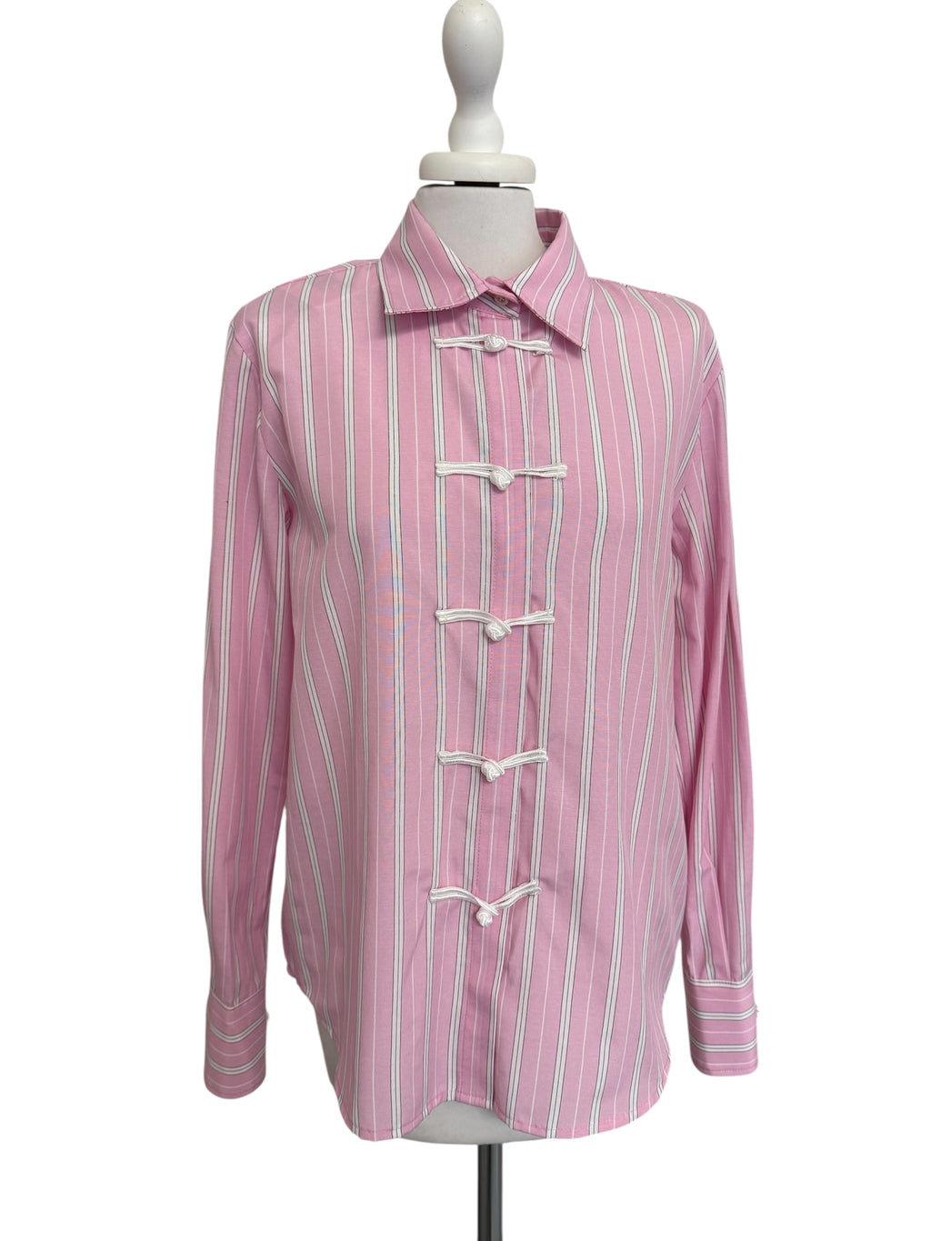 Camicia rigata rosa con alamari