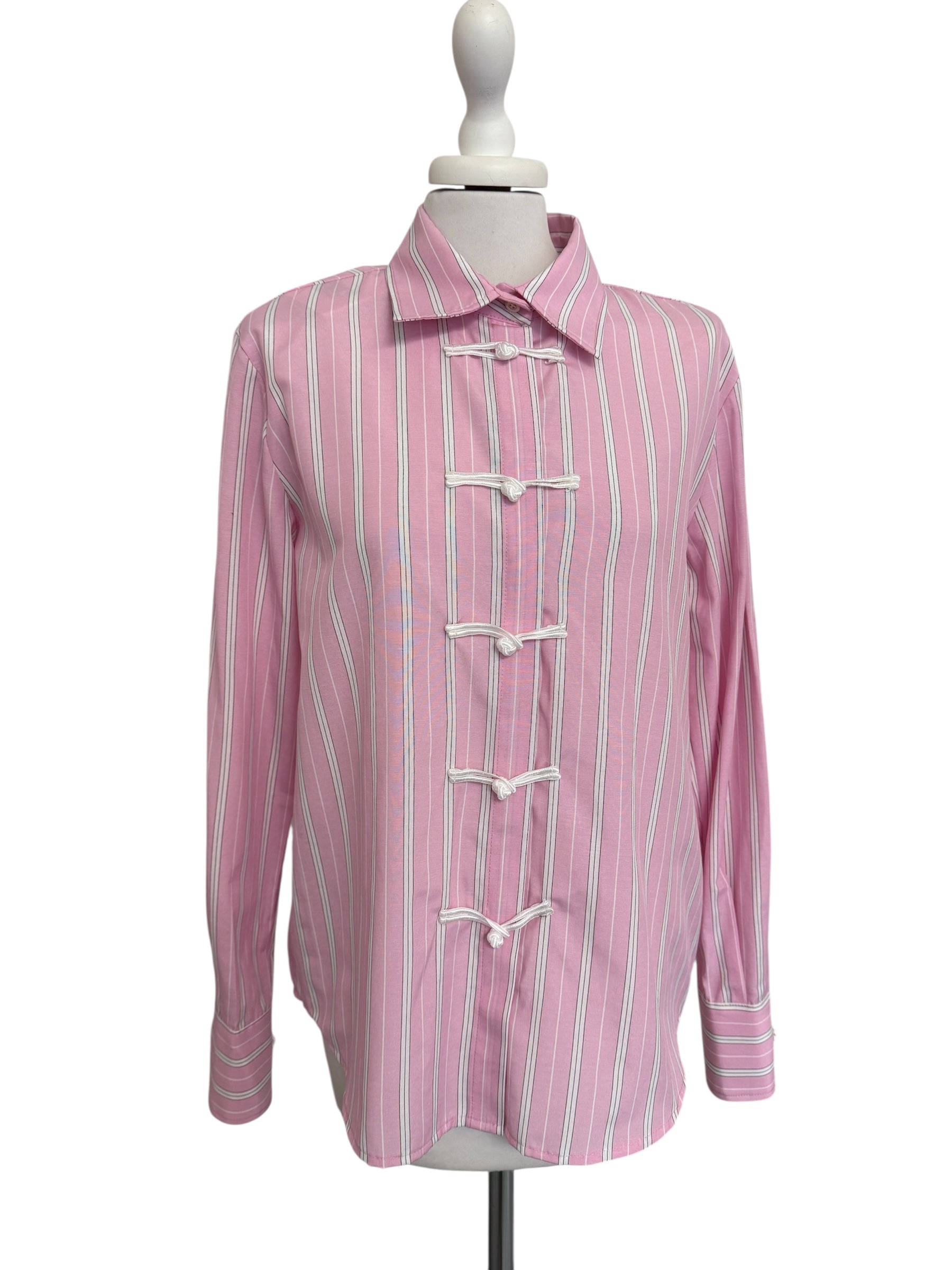 Camicia rigata rosa con alamari