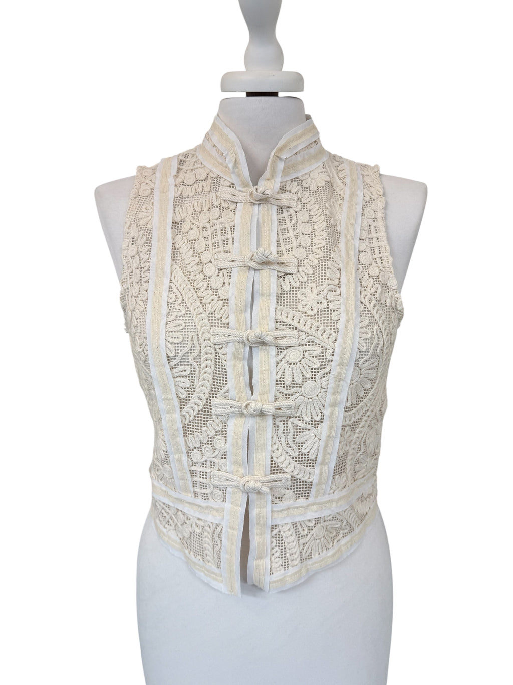 Gilet macrame con alamari