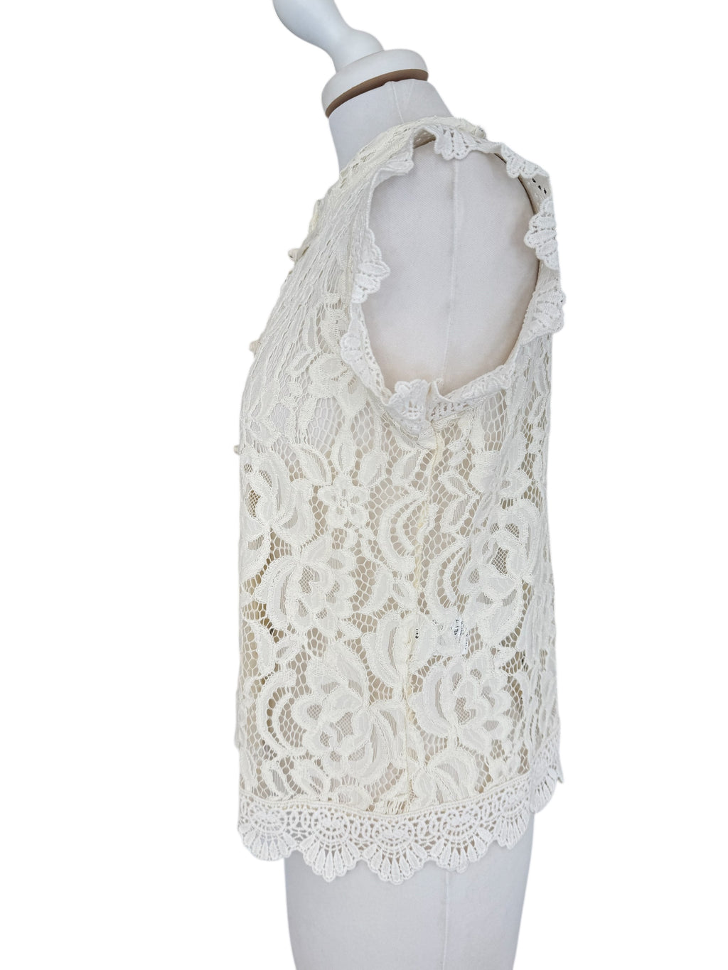 Camicia smanicata con pizzo e alamari
