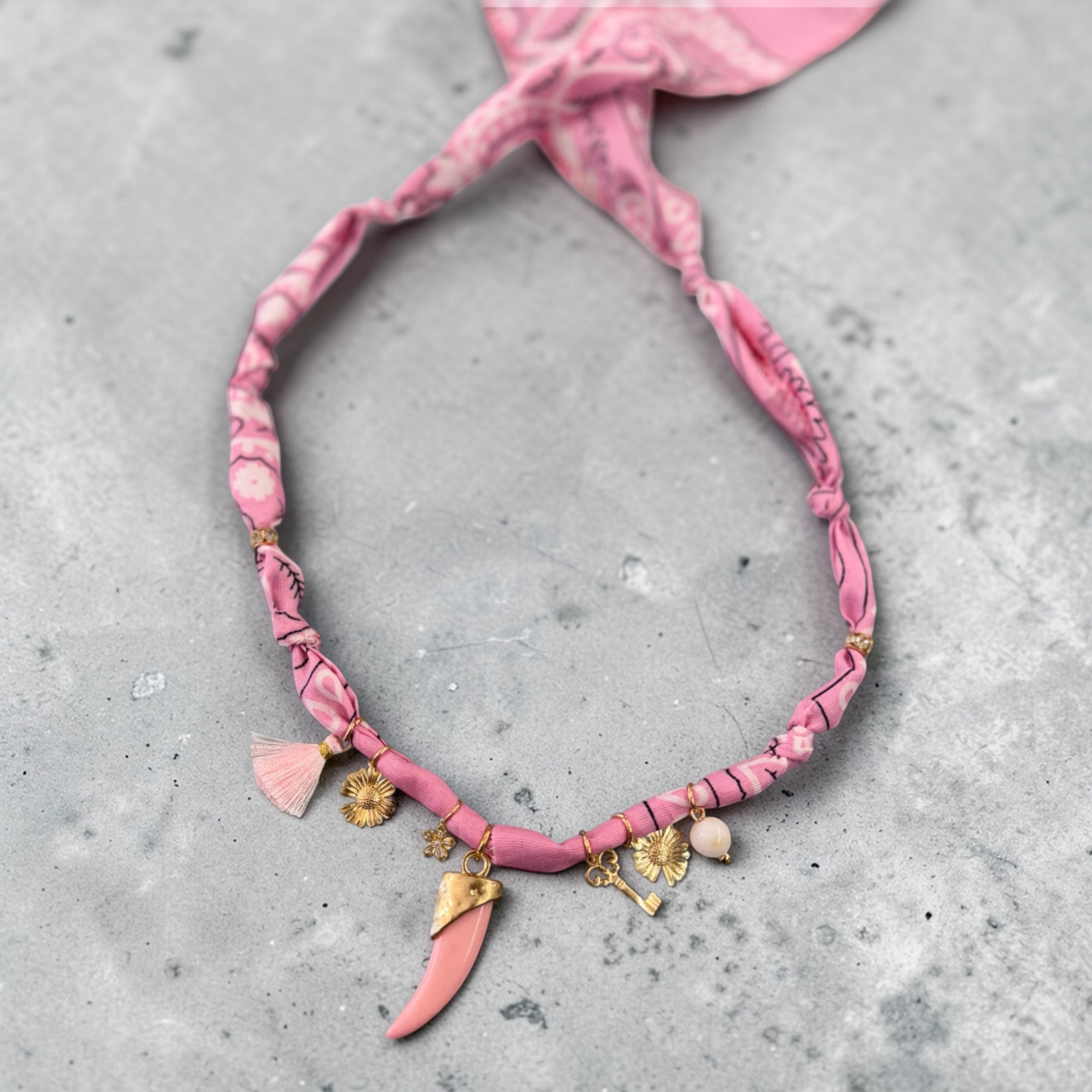 NECKLACE BANDANA ROSA CORNO