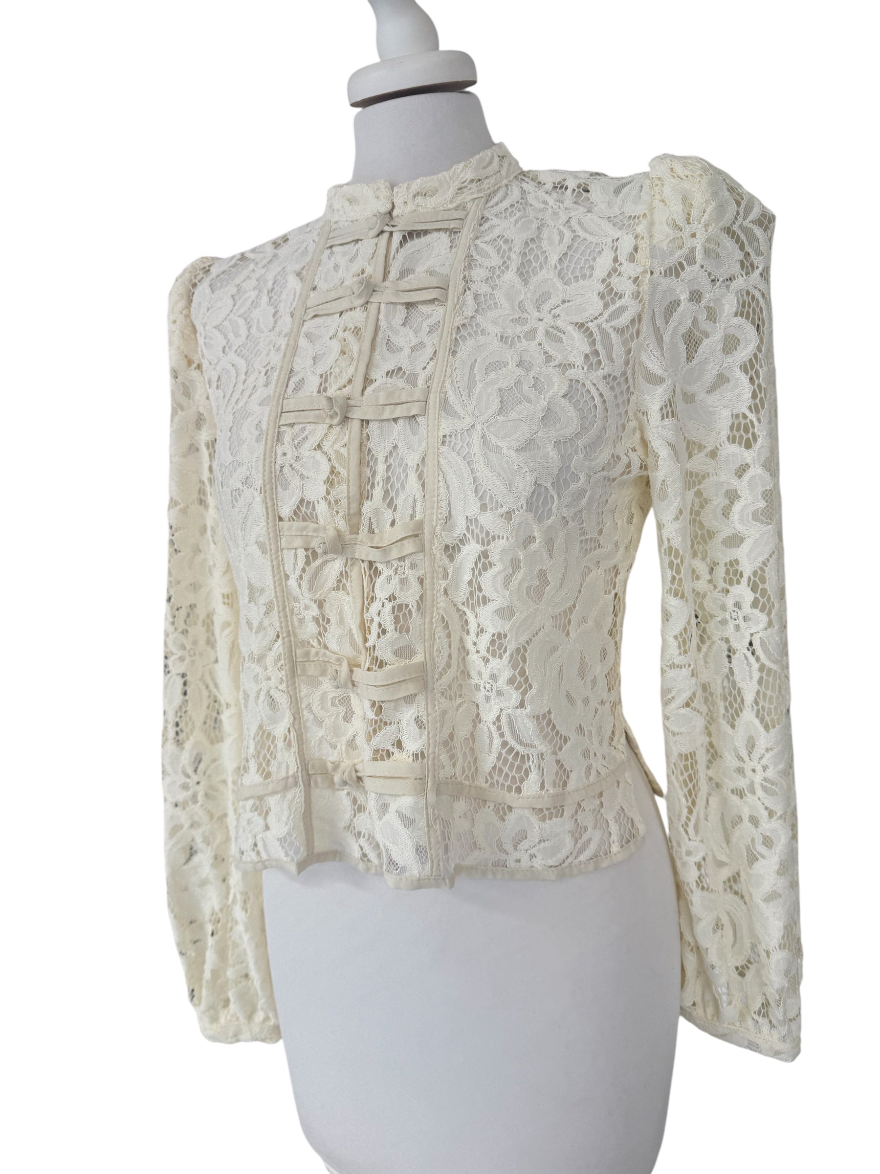 Camicia in pizzo con alamari