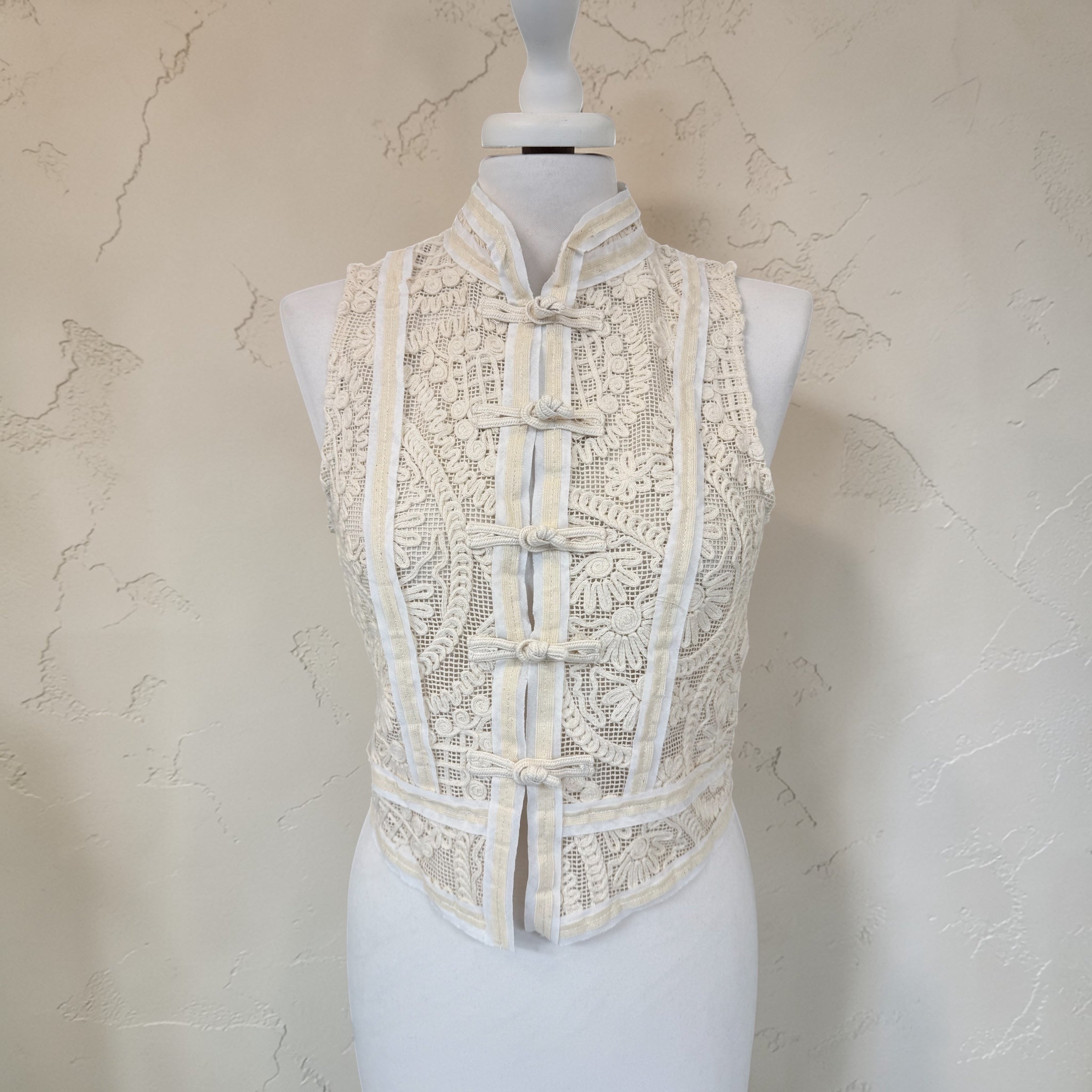 Gilet macrame con alamari