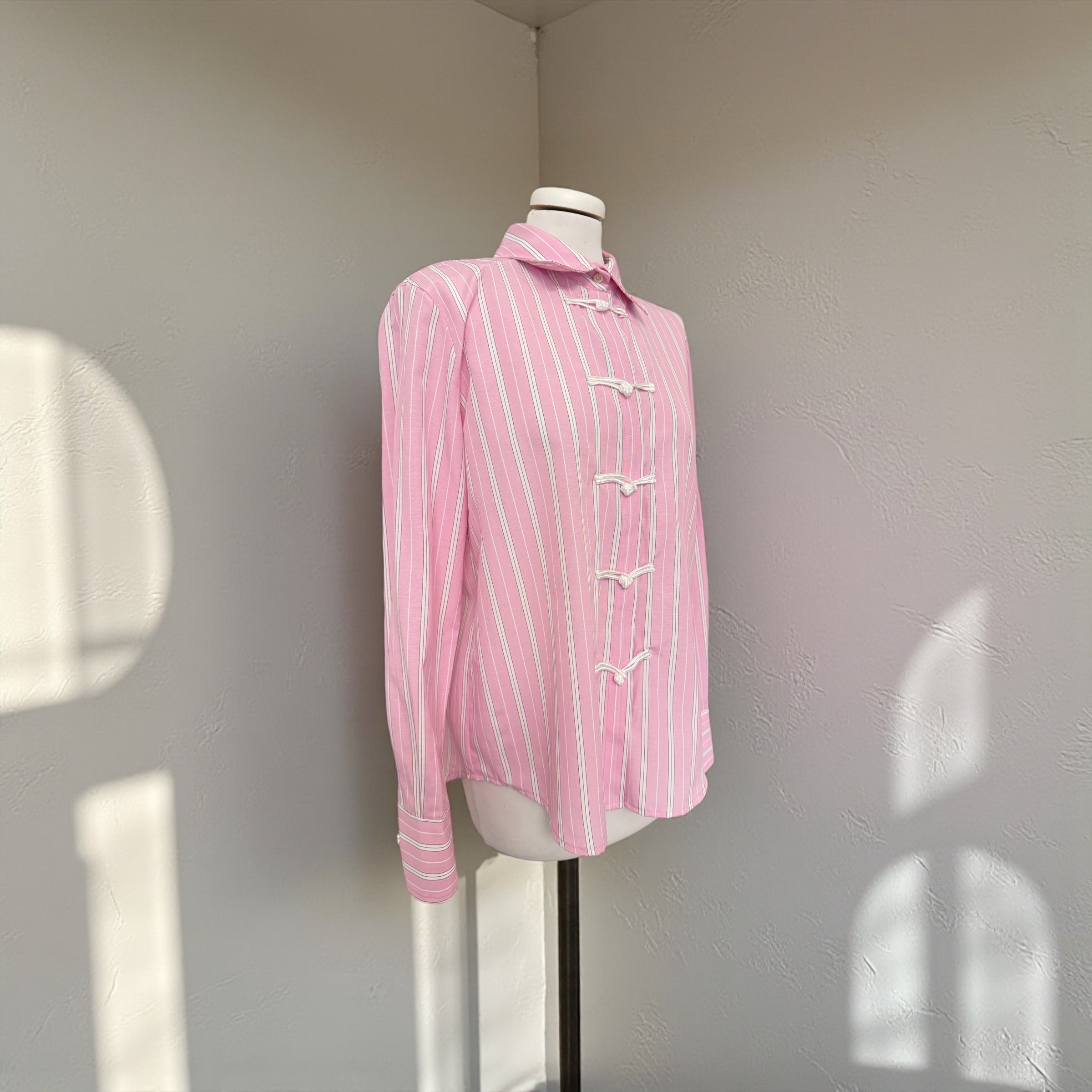 Camicia rigata rosa con alamari