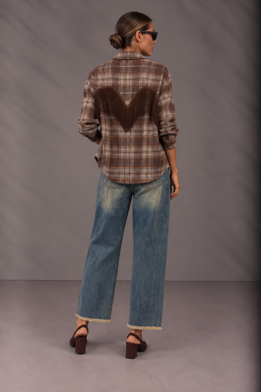 Jeans palazzo sfrangiato sabbiato W26P213