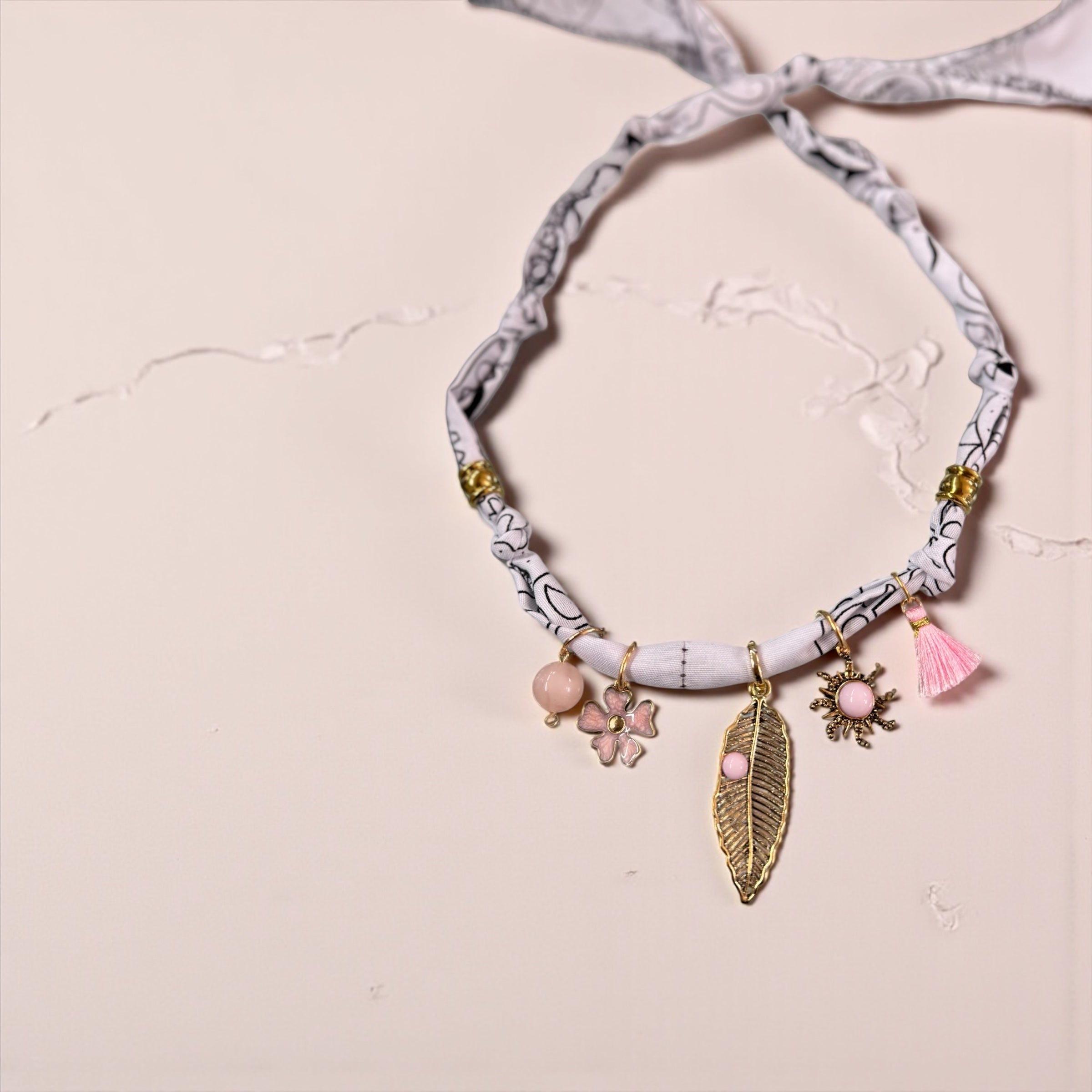 Necklace Bandana bianco/ rosa piuma