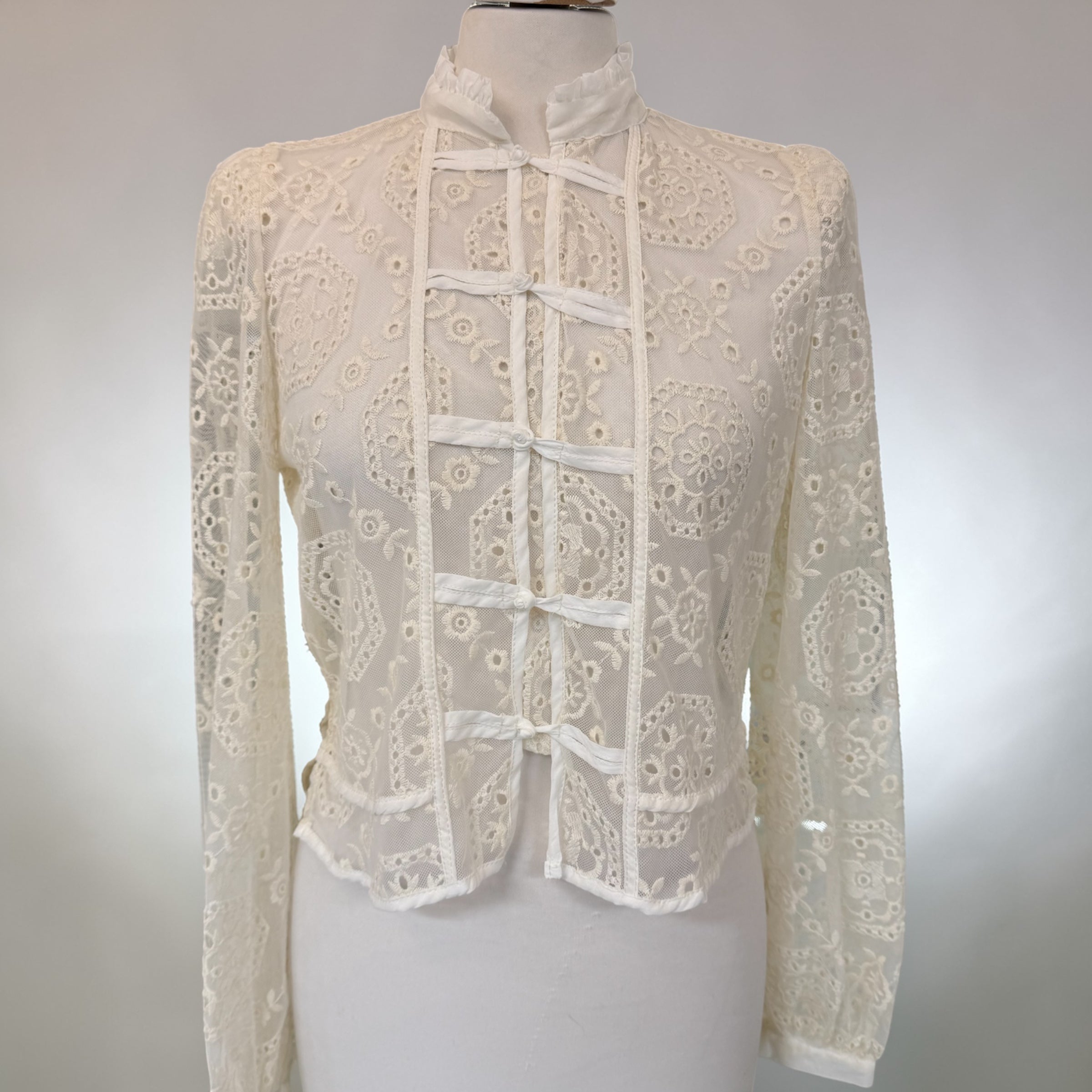 Camicia ricamo pizzo con alamari