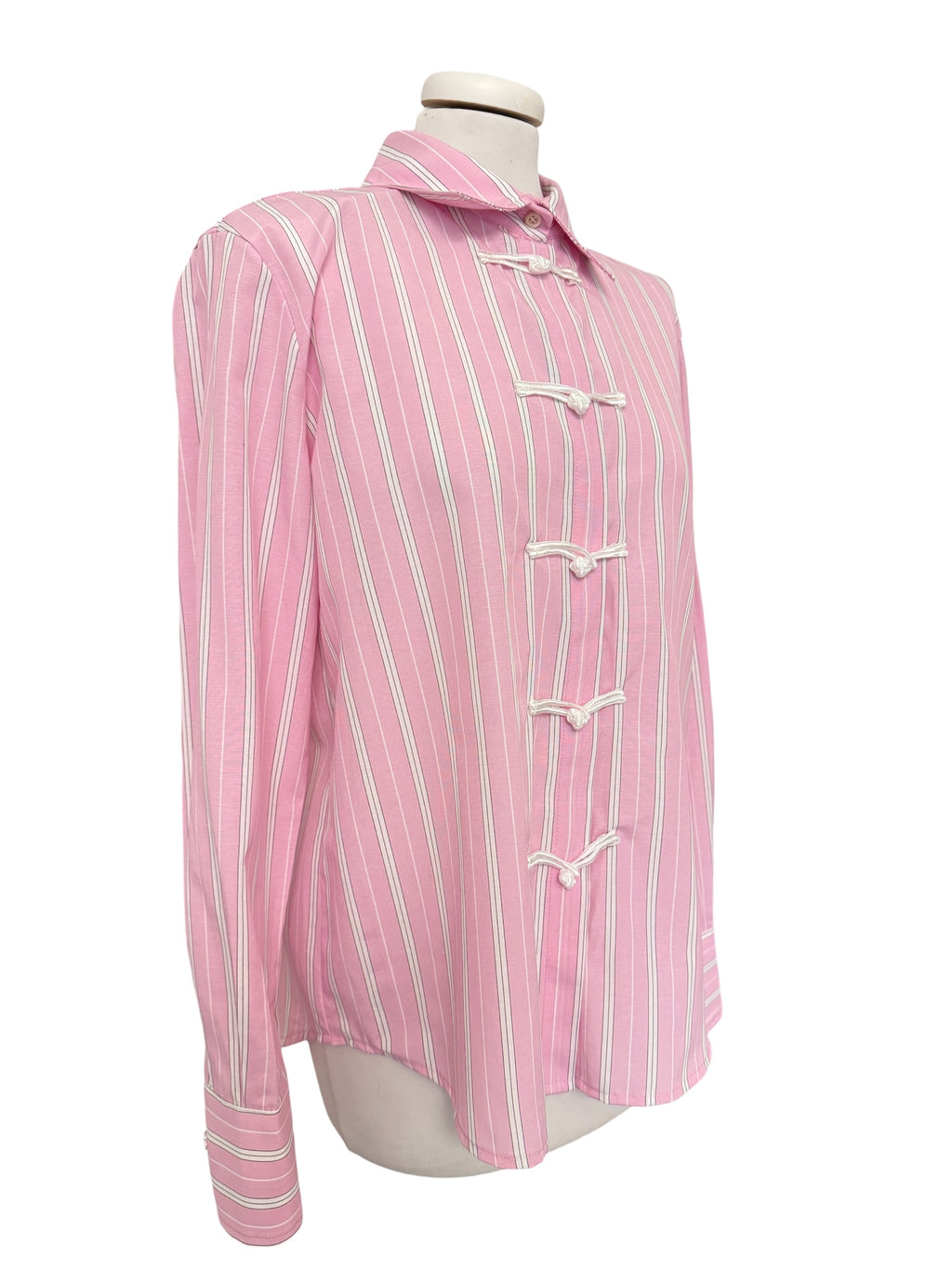 Camicia rigata rosa con alamari