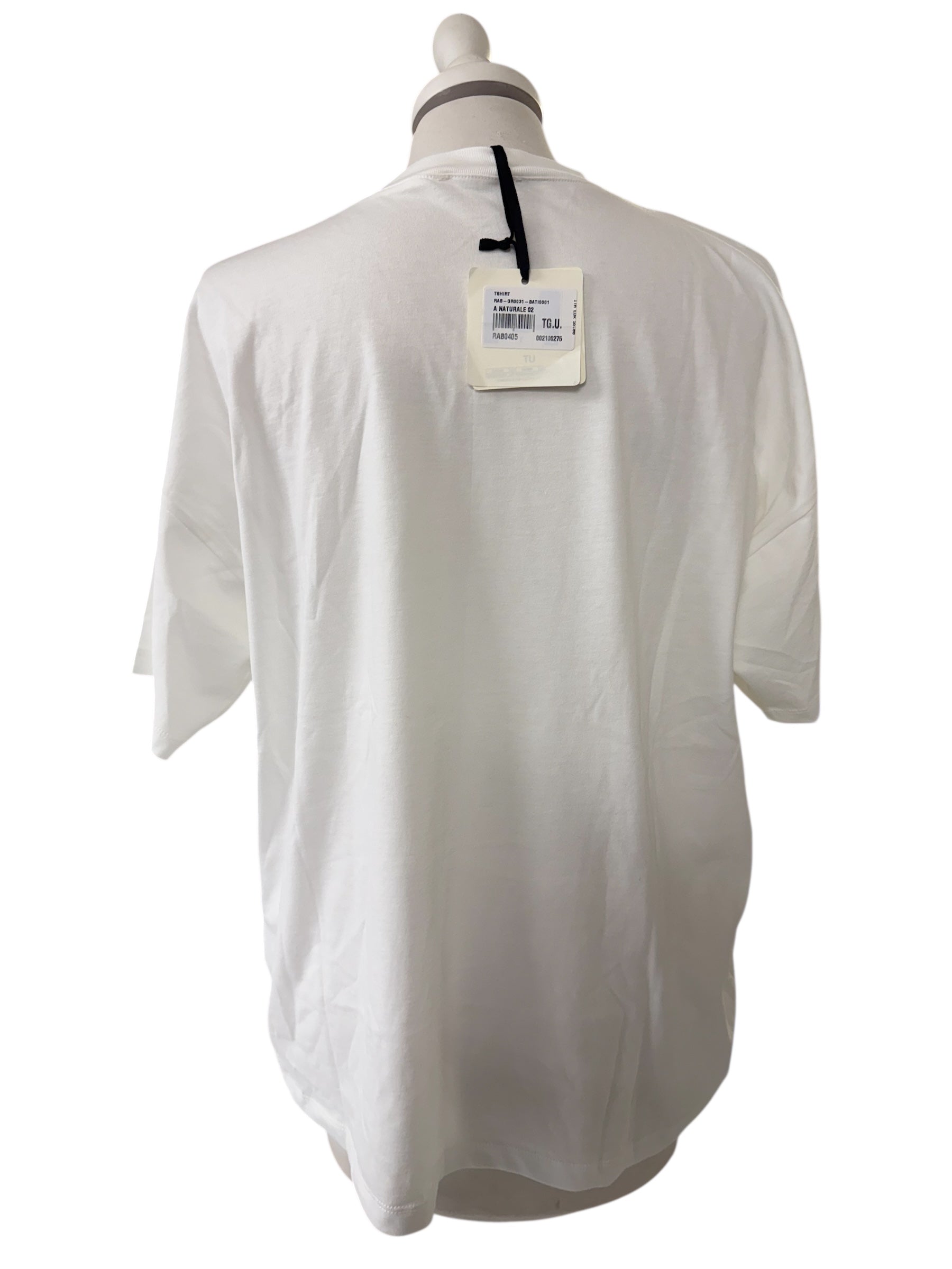 T-shirt over vicolo