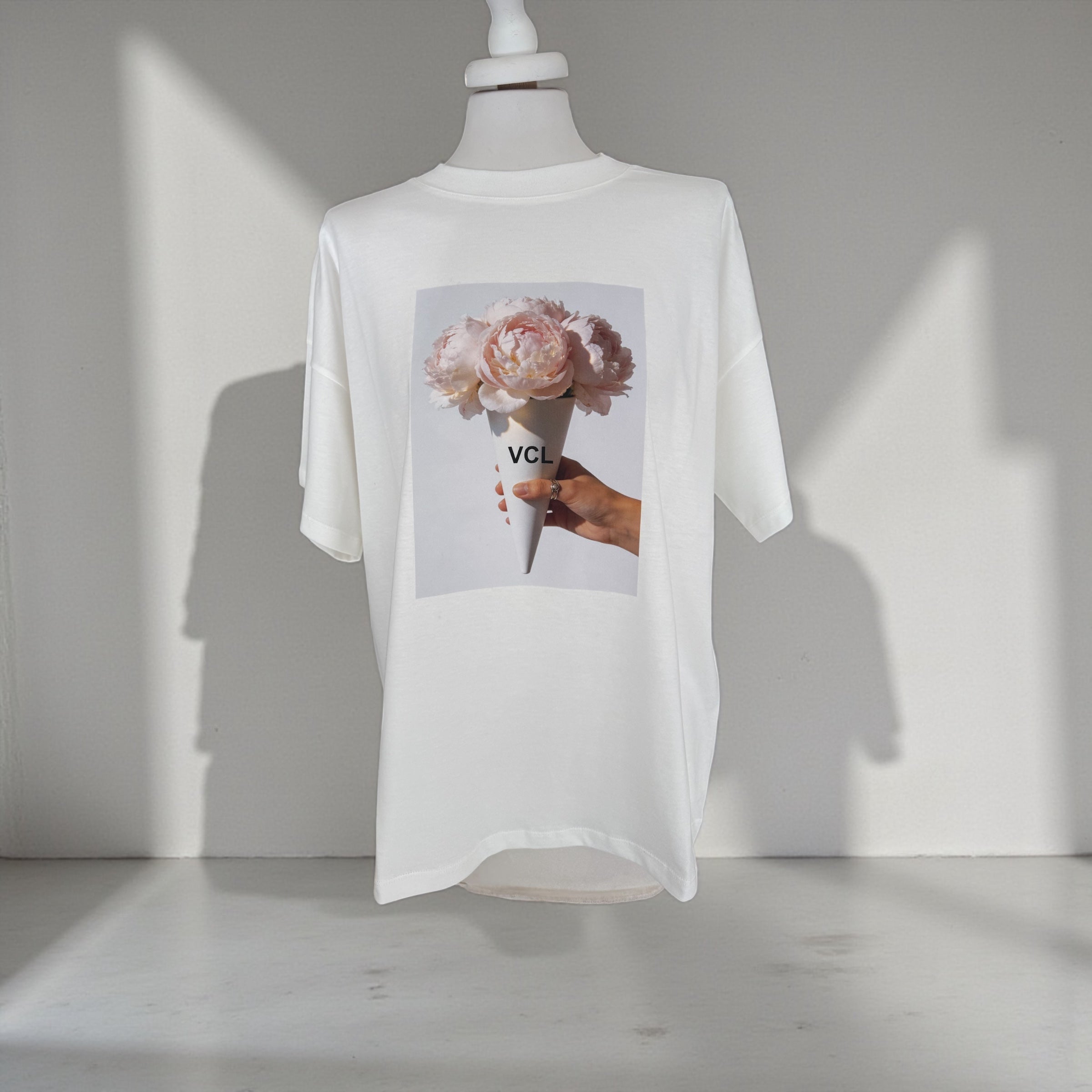 T-shirt bianca over stampa fiori