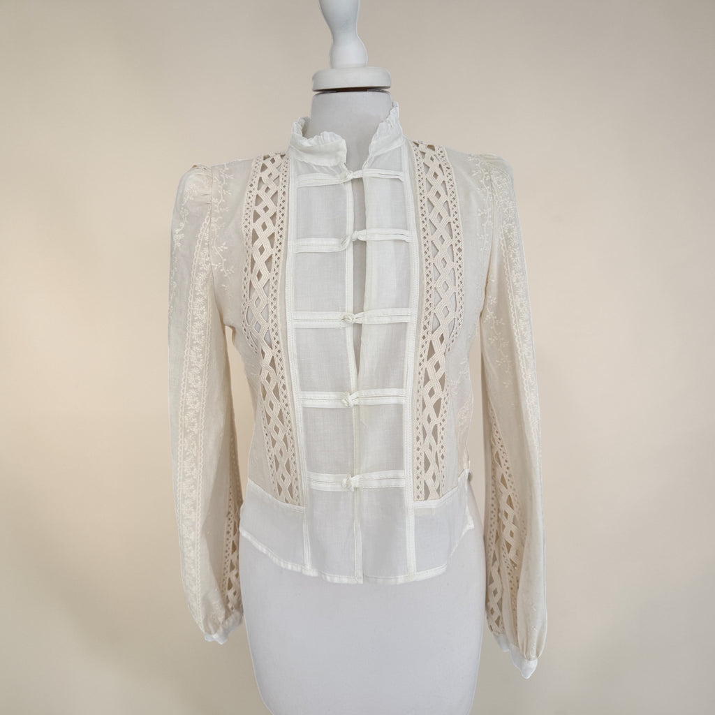 Camicia ricamata con alamari