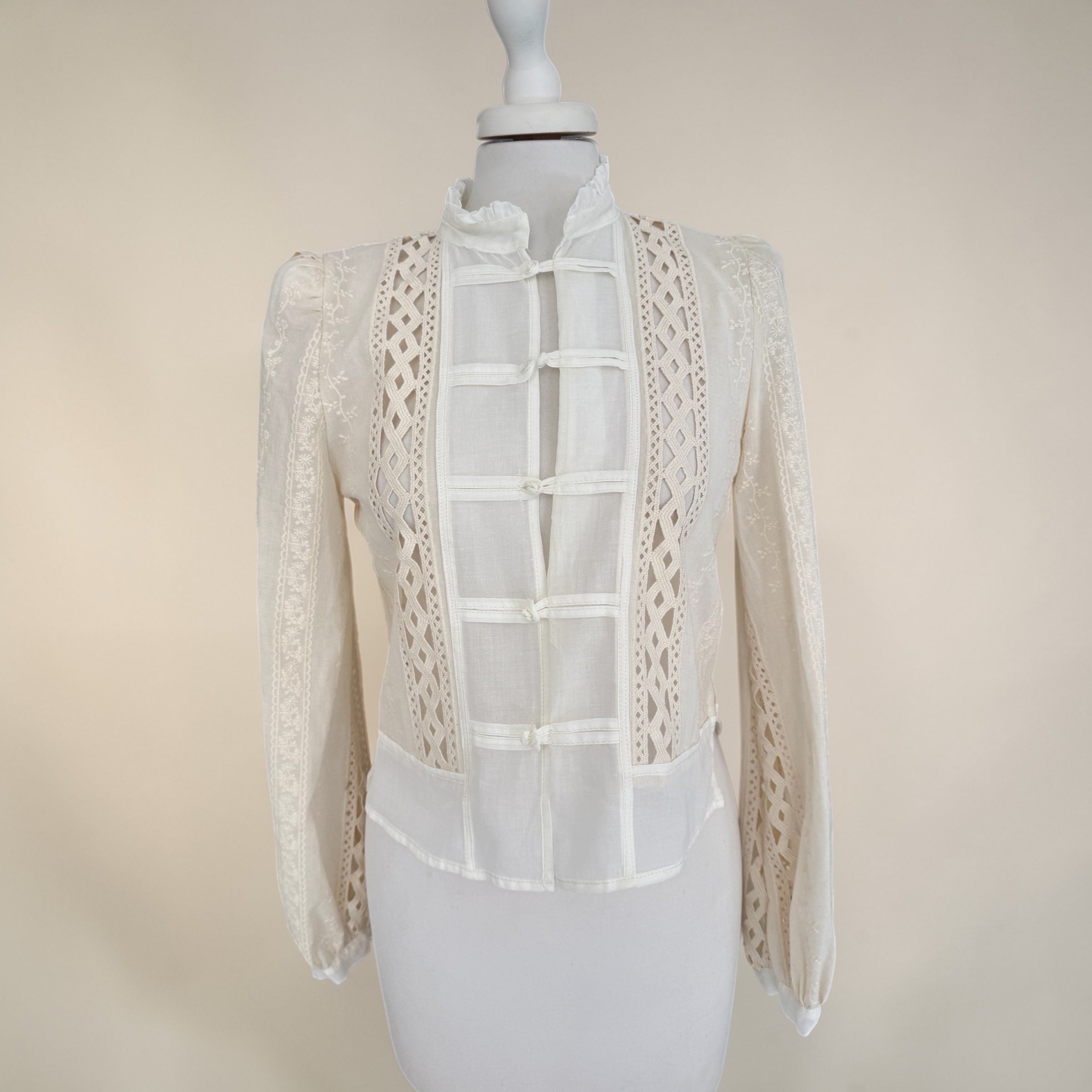 Camicia ricamata con alamari