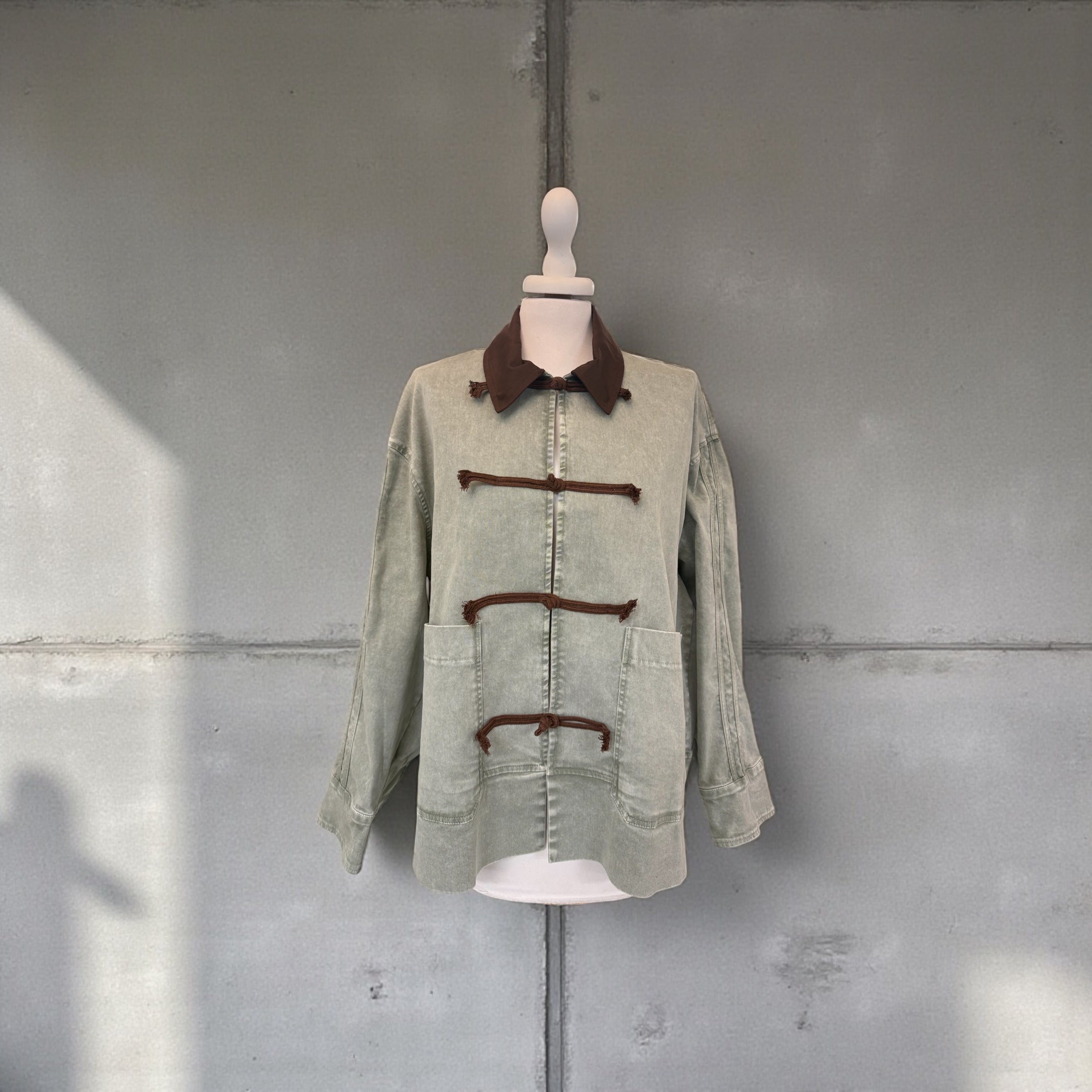 Giubbino denim verde olio con alamari