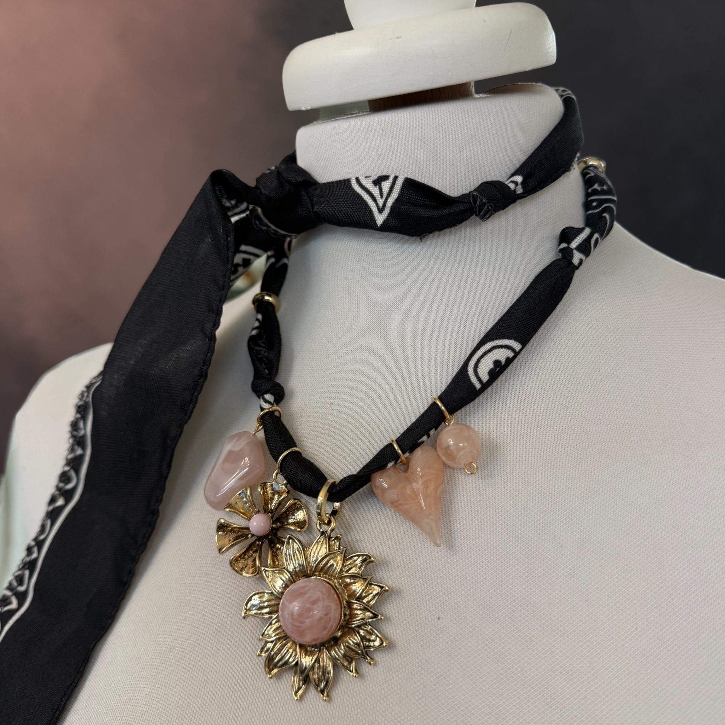 NECKLACE bandana nera / fiori rosa
