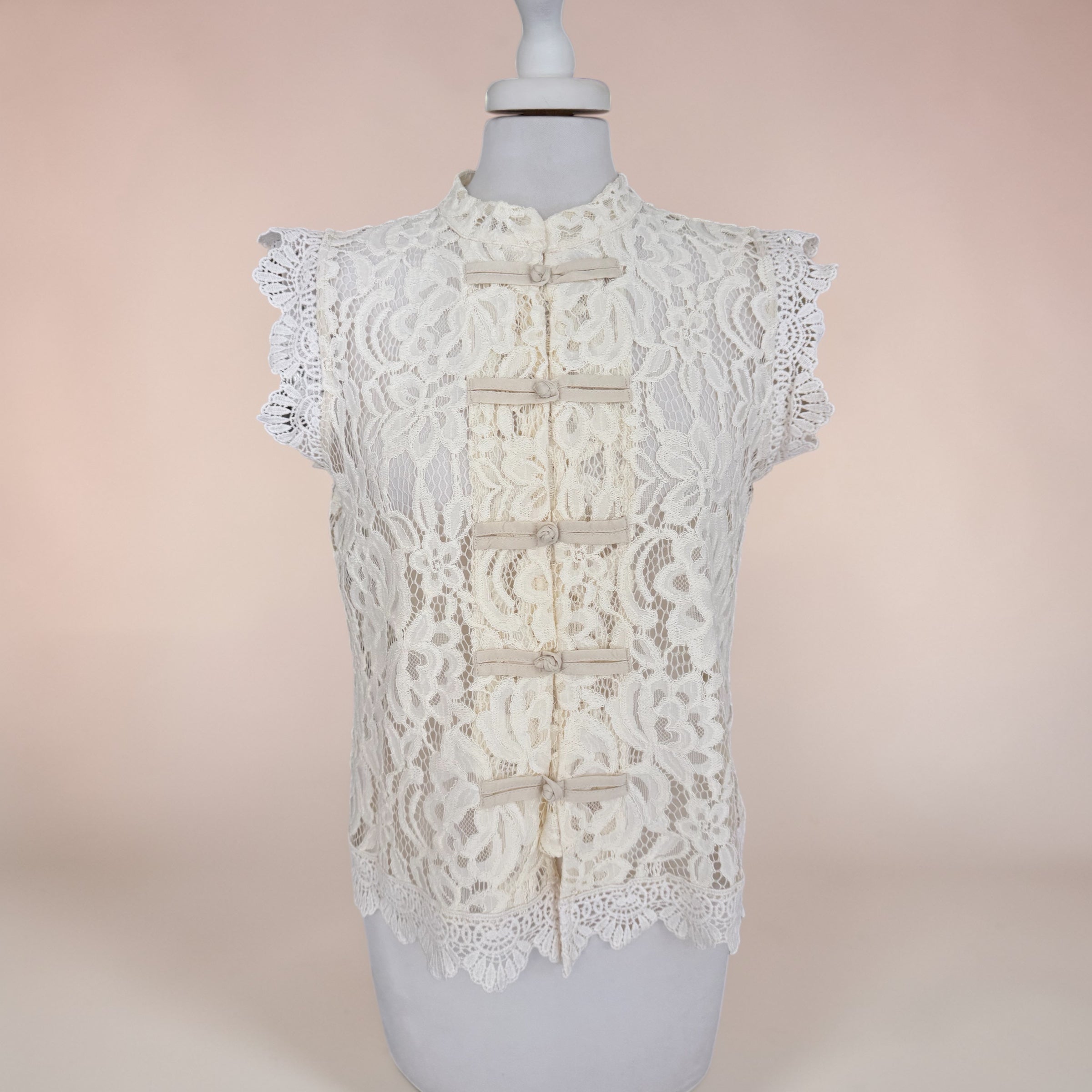 Camicia smanicata con pizzo e alamari