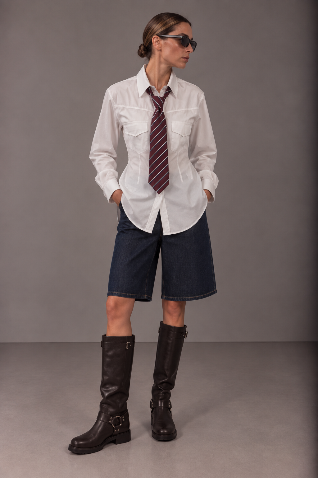 Camicia bianca con cravatta e ripresa dietro