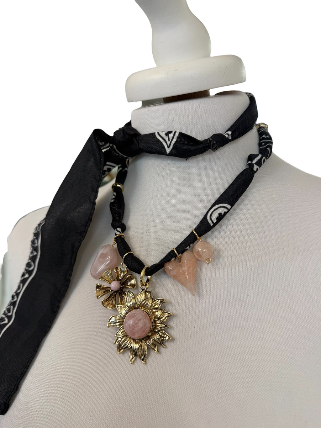 NECKLACE bandana nera / fiori rosa