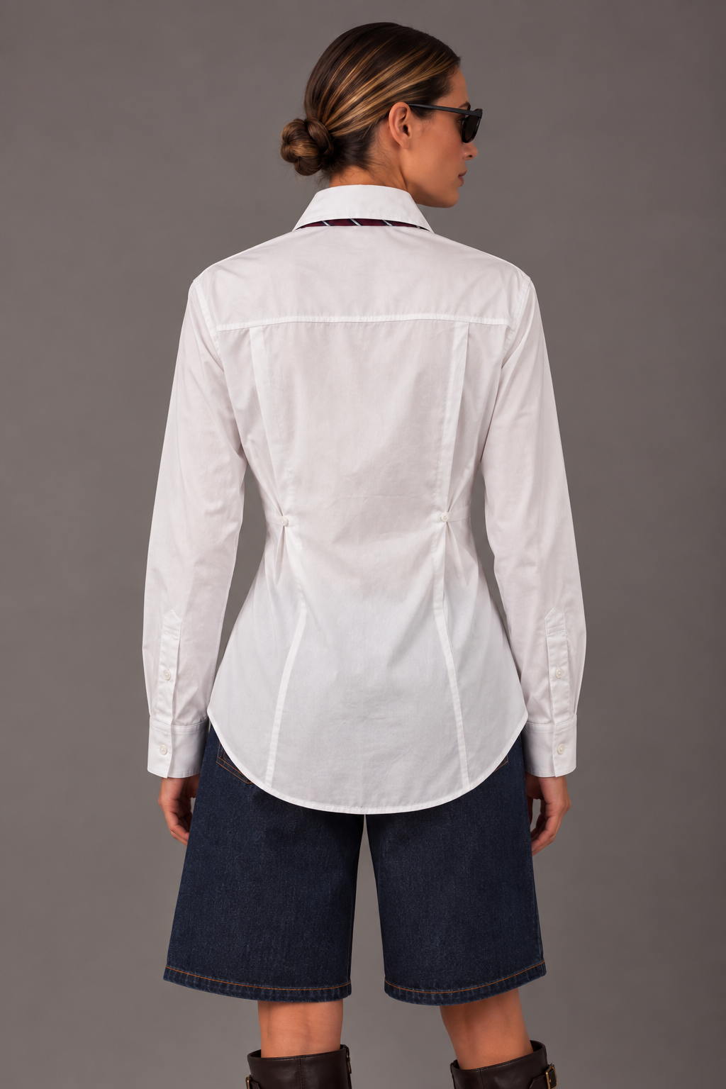 Camicia bianca con cravatta e ripresa dietro