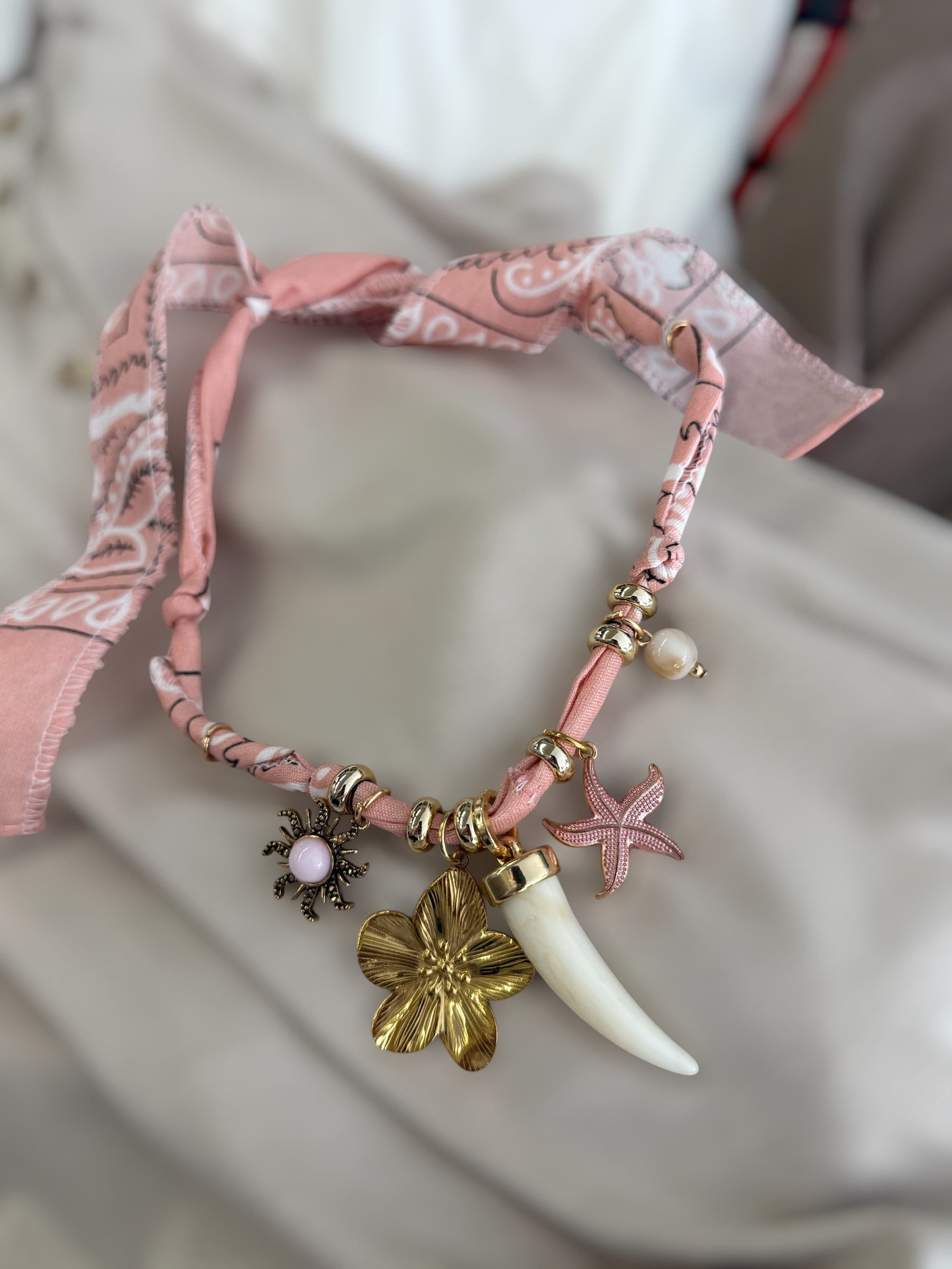 NECKLACE BANDANA cipria corno+ fiori