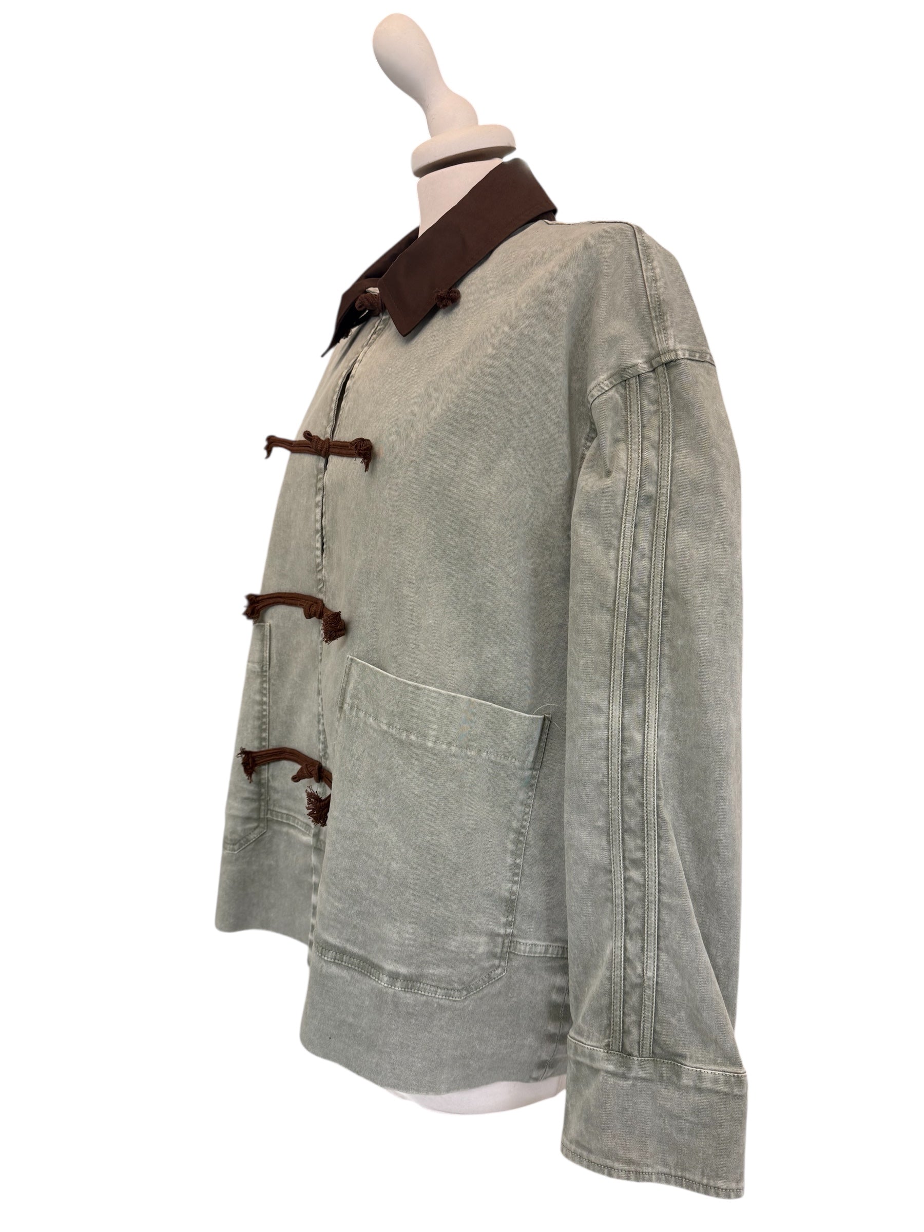 Giubbino denim verde olio con alamari