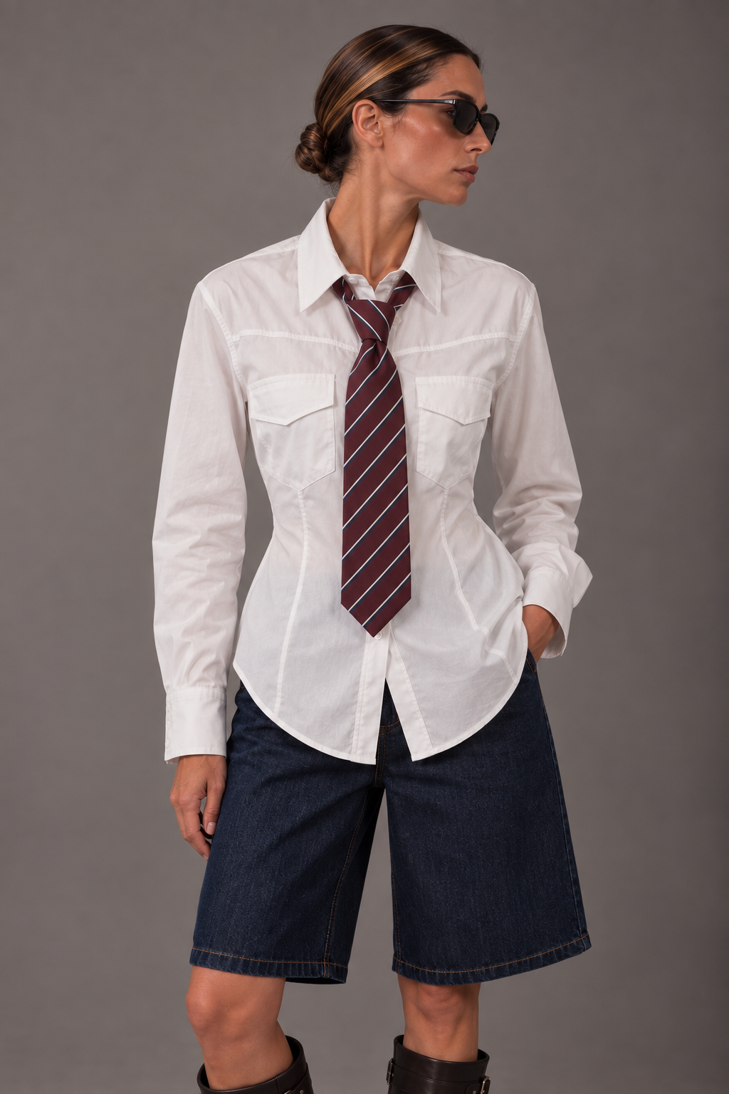 Camicia bianca con cravatta e ripresa dietro