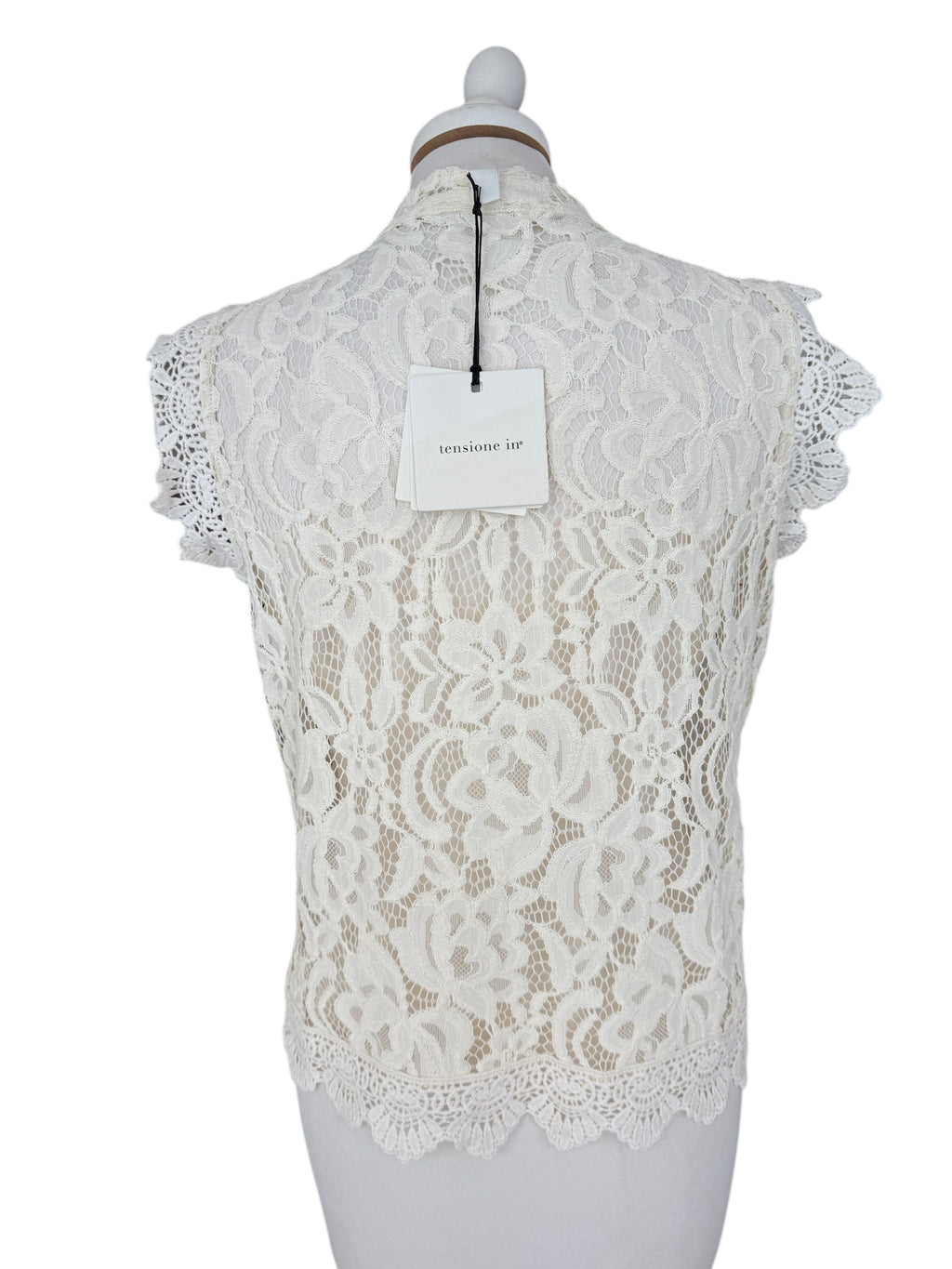 Camicia smanicata con pizzo e alamari