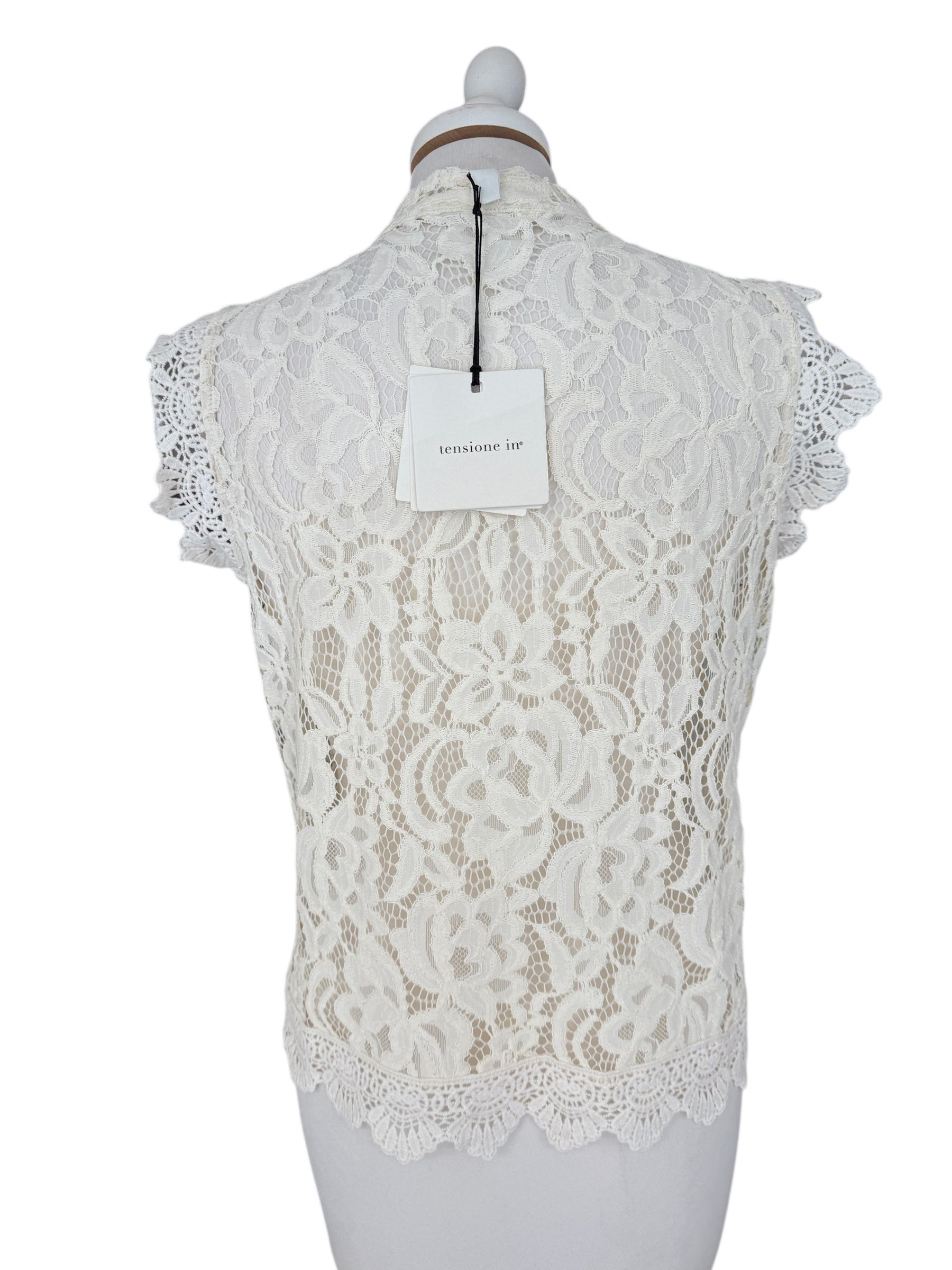 Camicia smanicata con pizzo e alamari