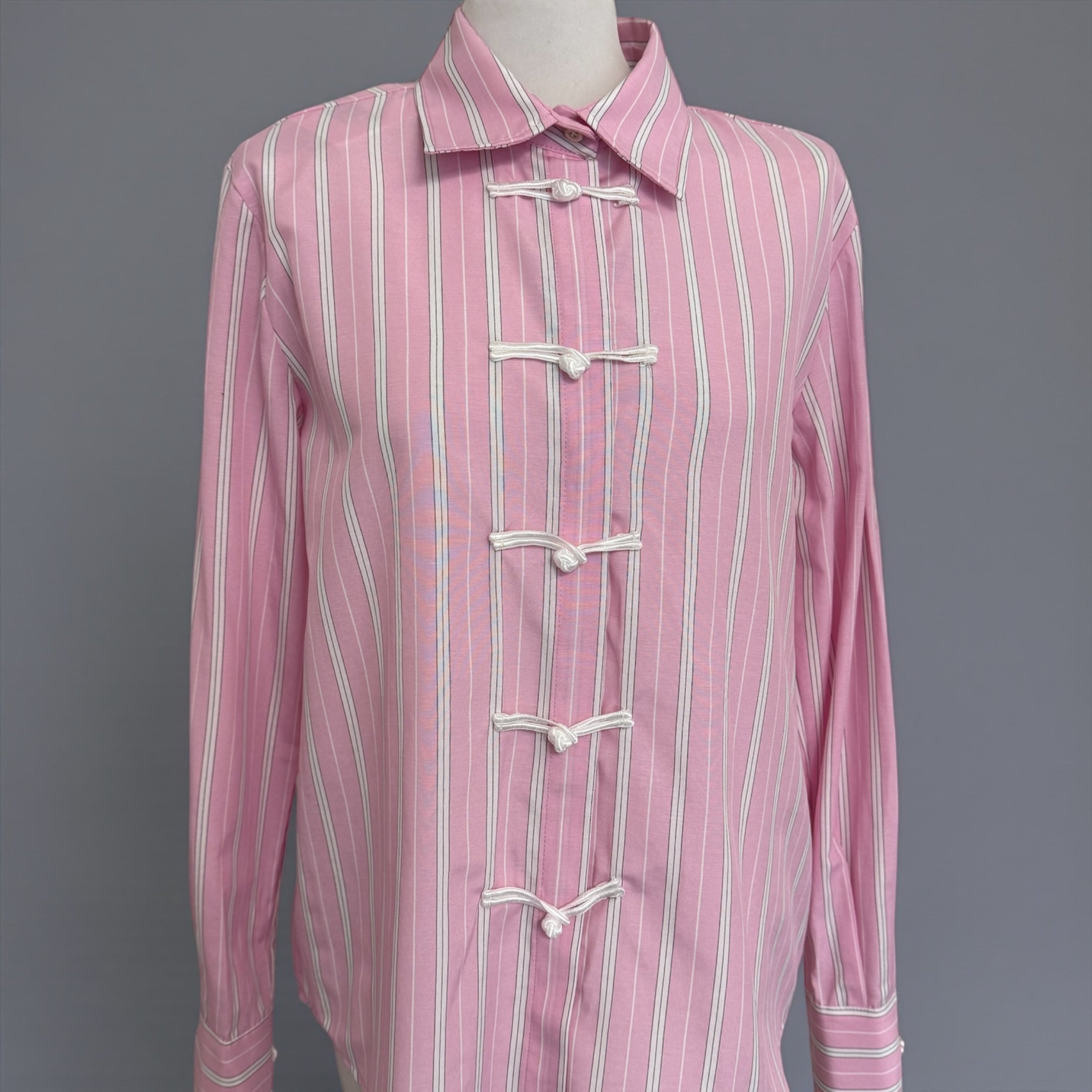 Camicia rigata rosa con alamari