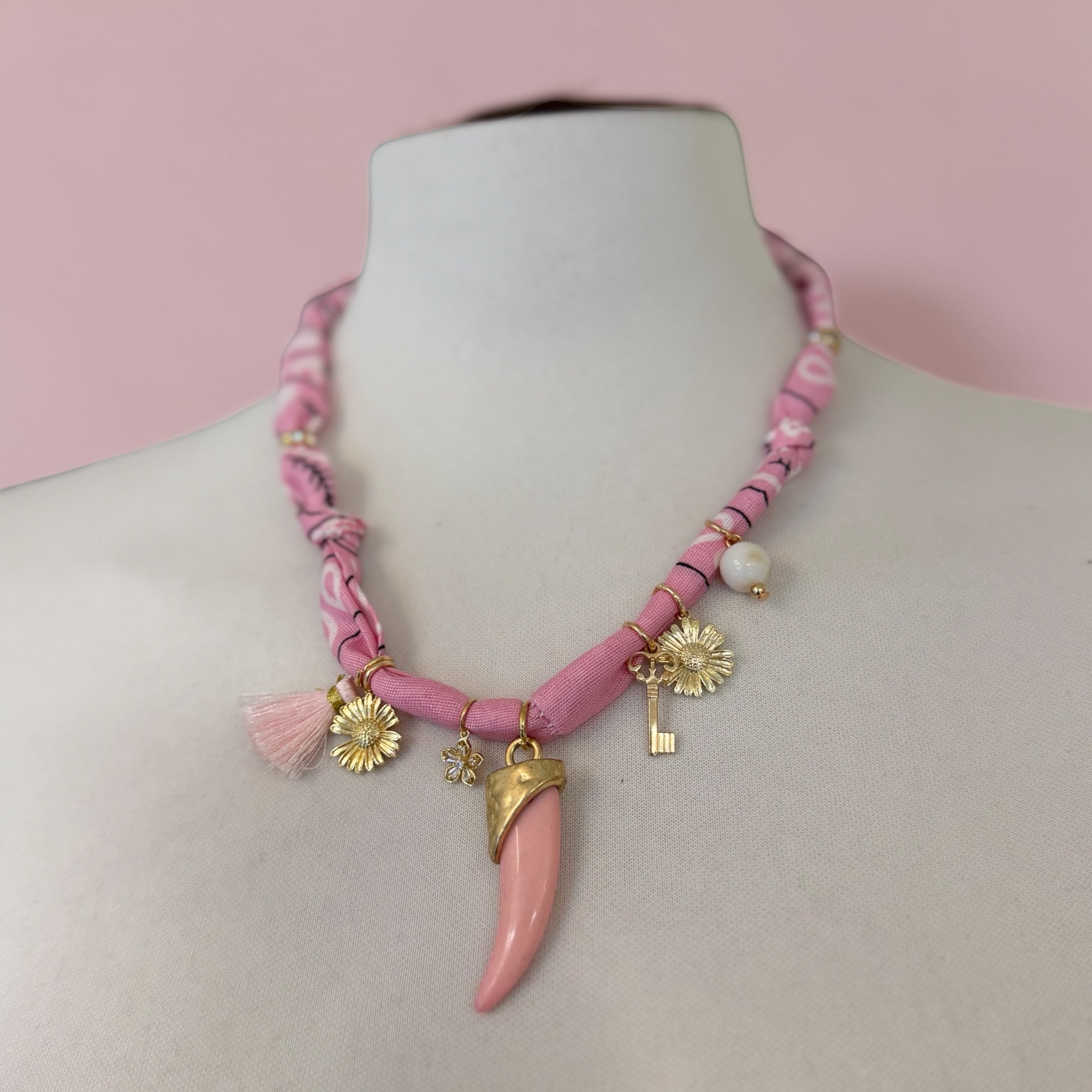 NECKLACE BANDANA ROSA CORNO