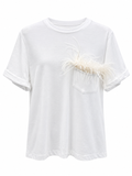 T-shirt con piuma nel taschino