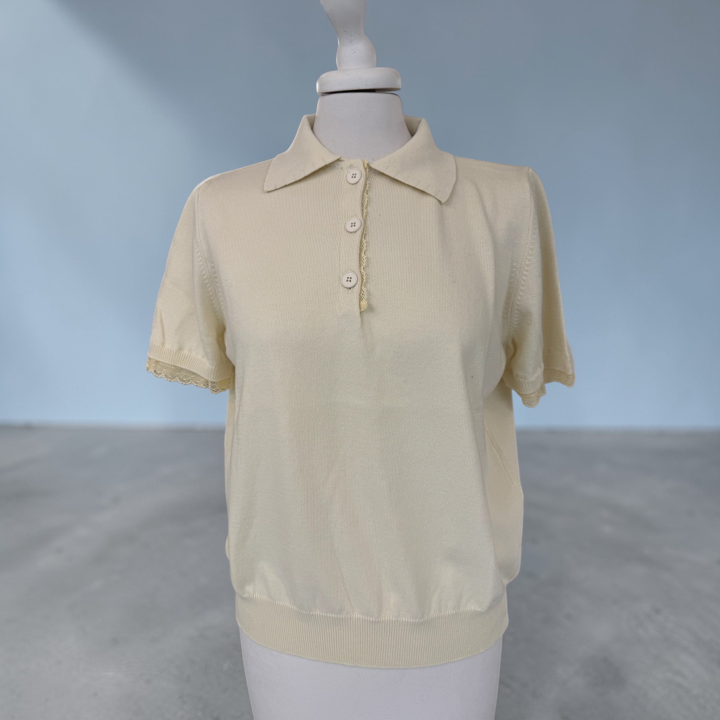 Polo con dettaglio pizzo