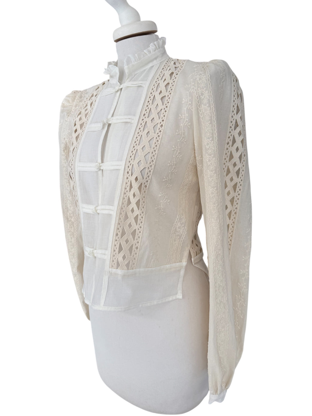 Camicia ricamata con alamari