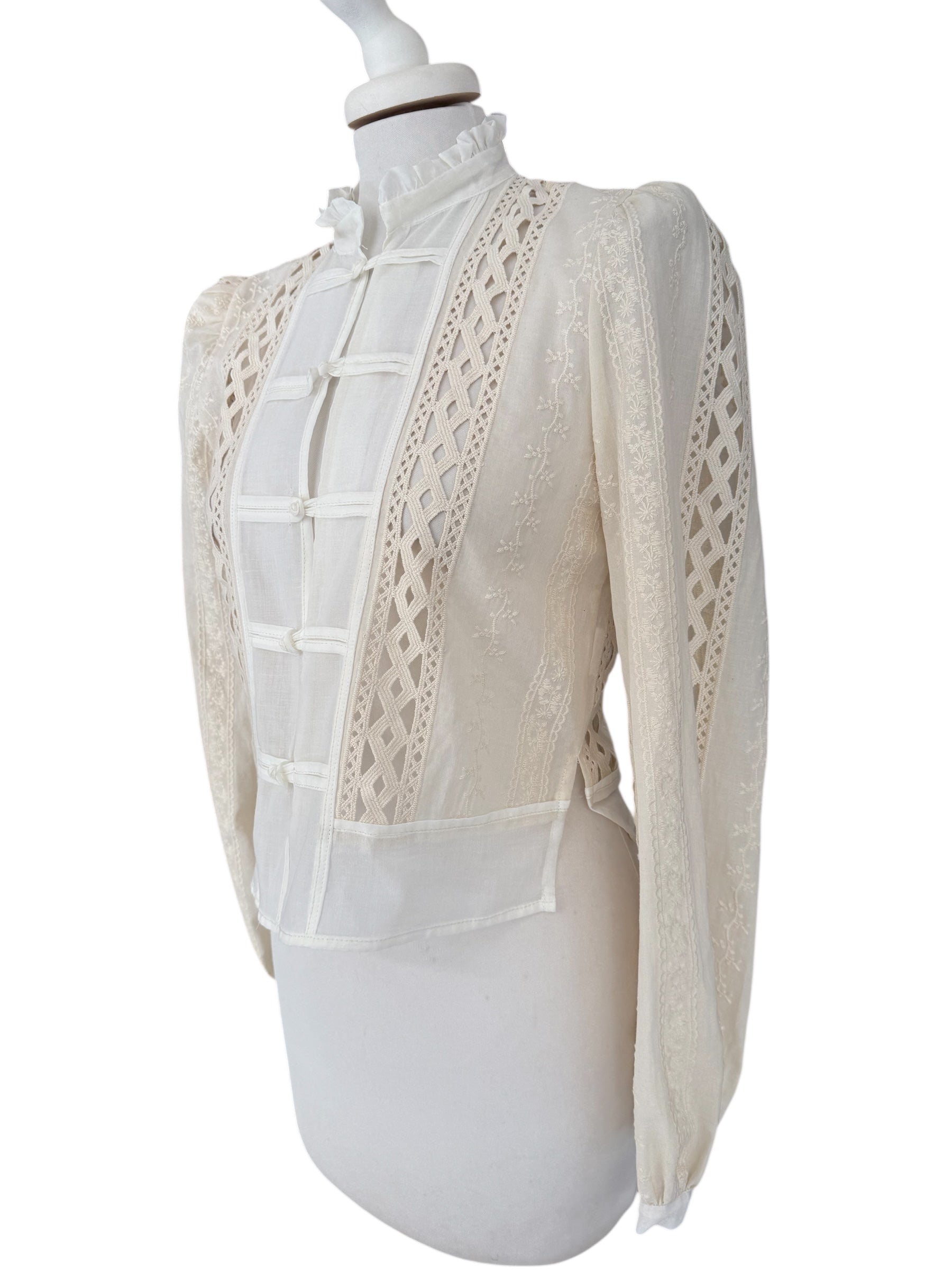 Camicia ricamata con alamari