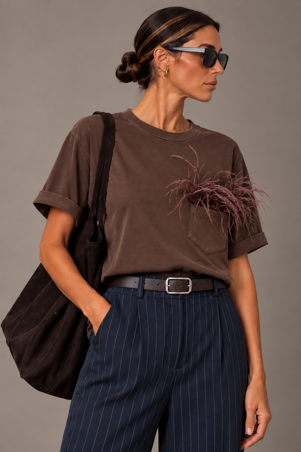 T-shirt con piuma nel taschino
