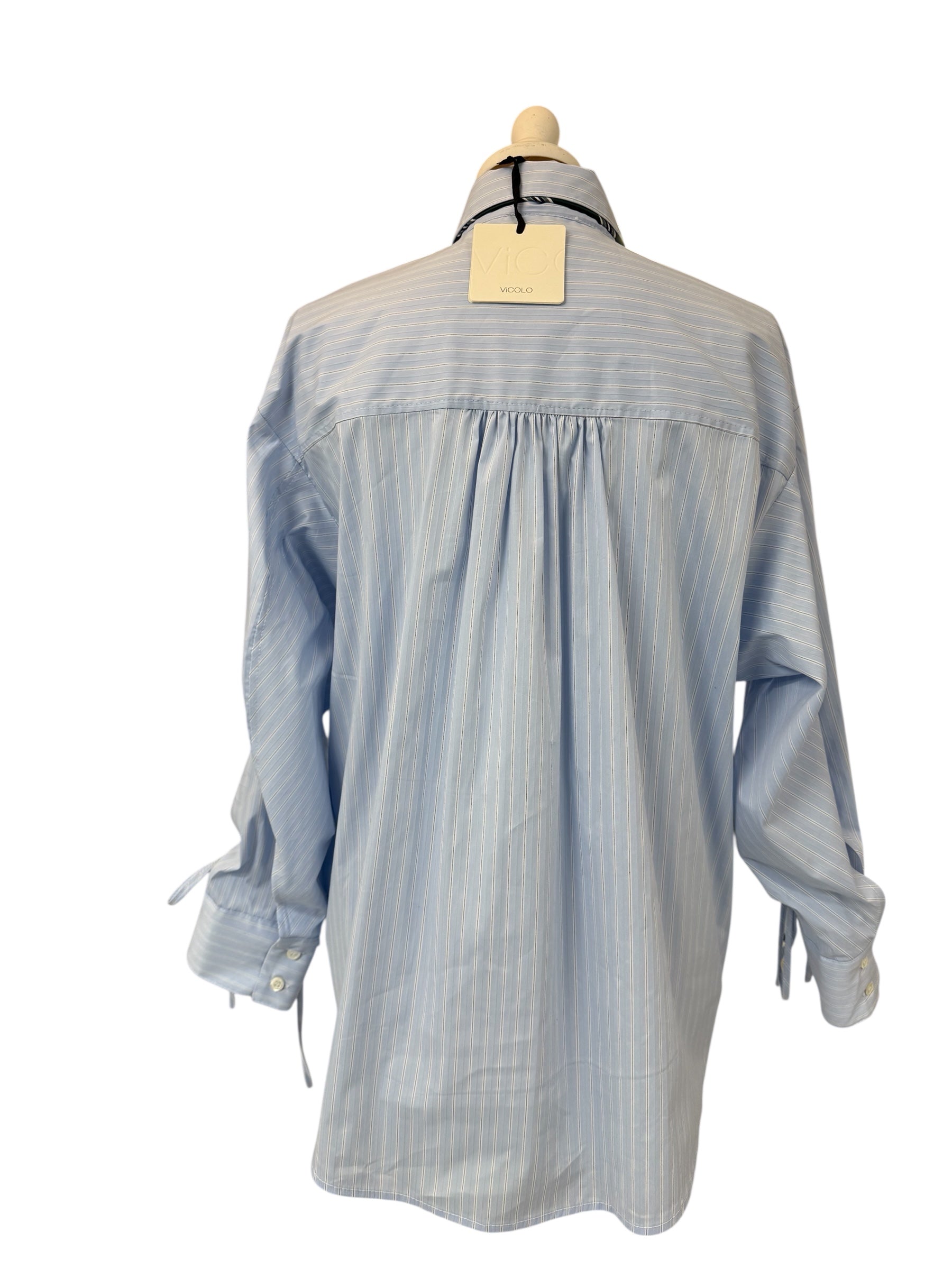 Camicia a righe azzurra manica arriccio + cravatta