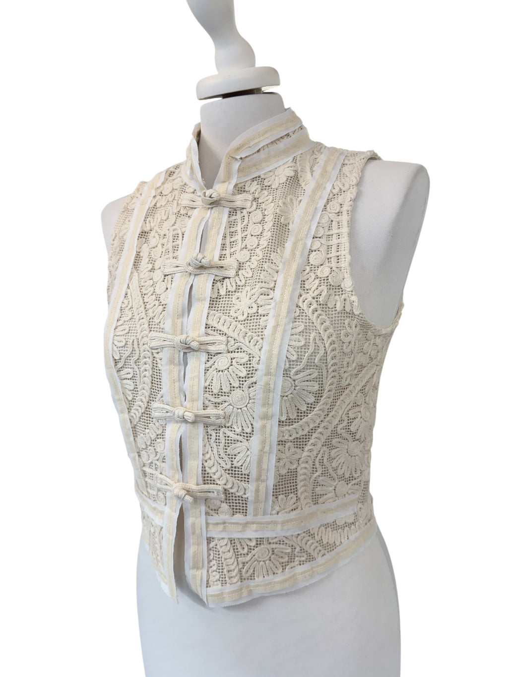 Gilet macrame con alamari