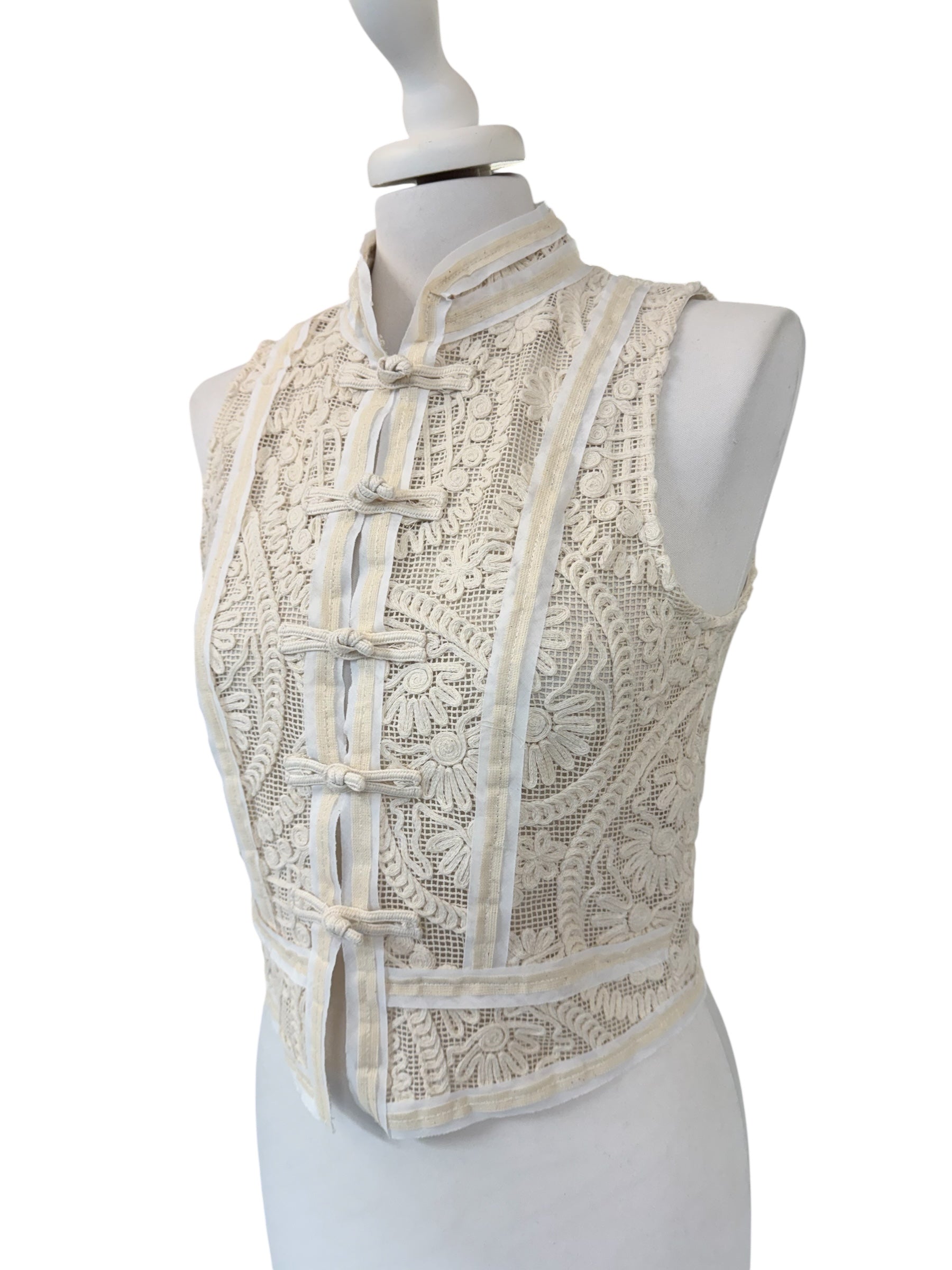 Gilet macrame con alamari