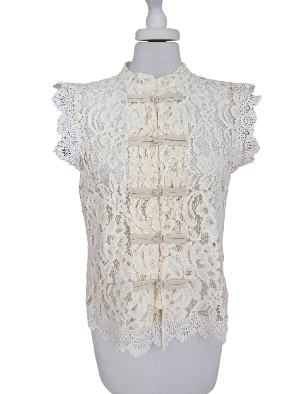 Camicia smanicata con pizzo e alamari