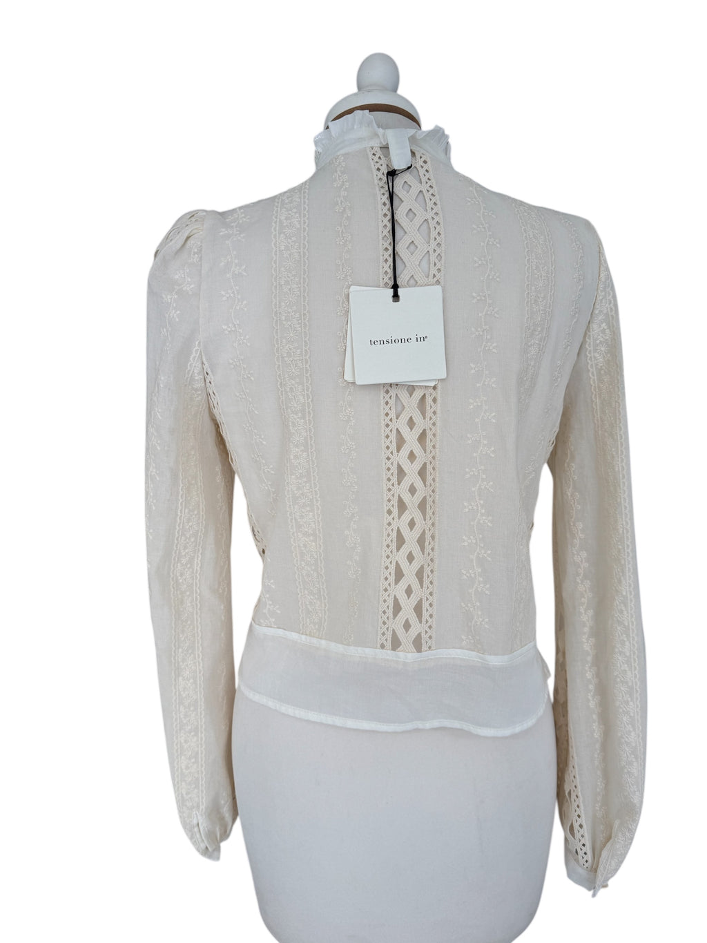 Camicia ricamata con alamari