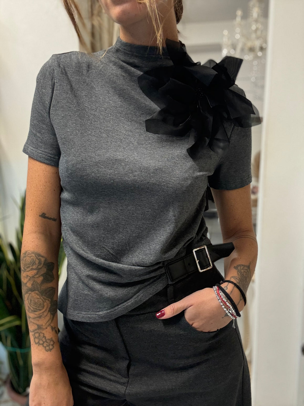 T-shirt grigia con fibbia nera