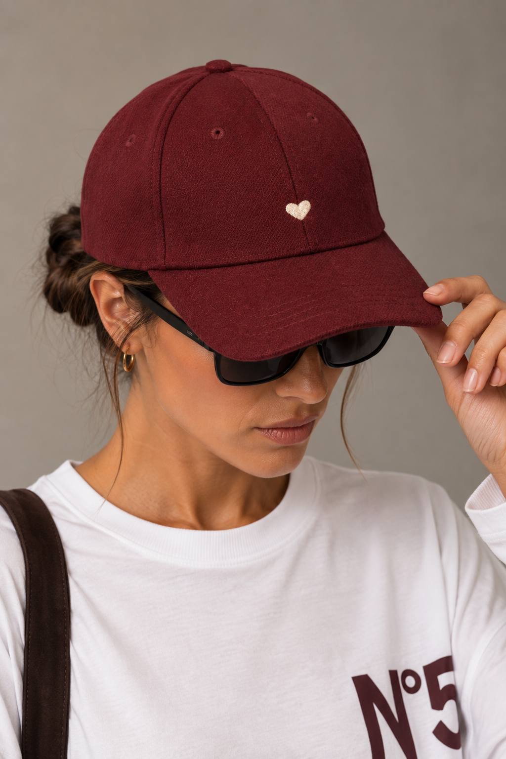 Cappellino bordeaux con cuore