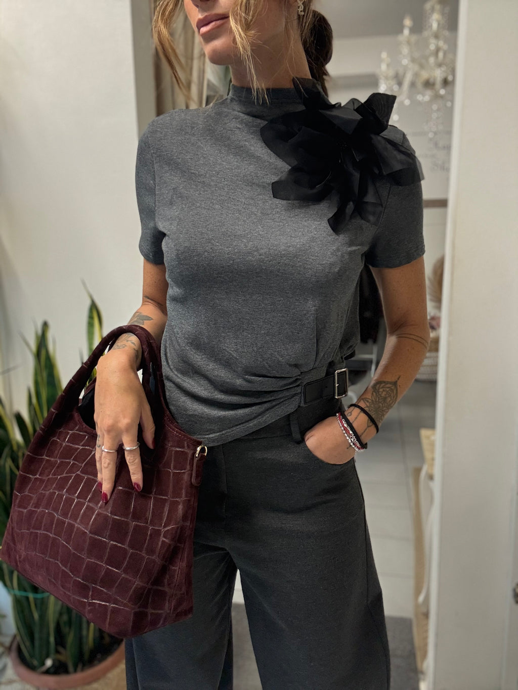 T-shirt grigia con fibbia nera