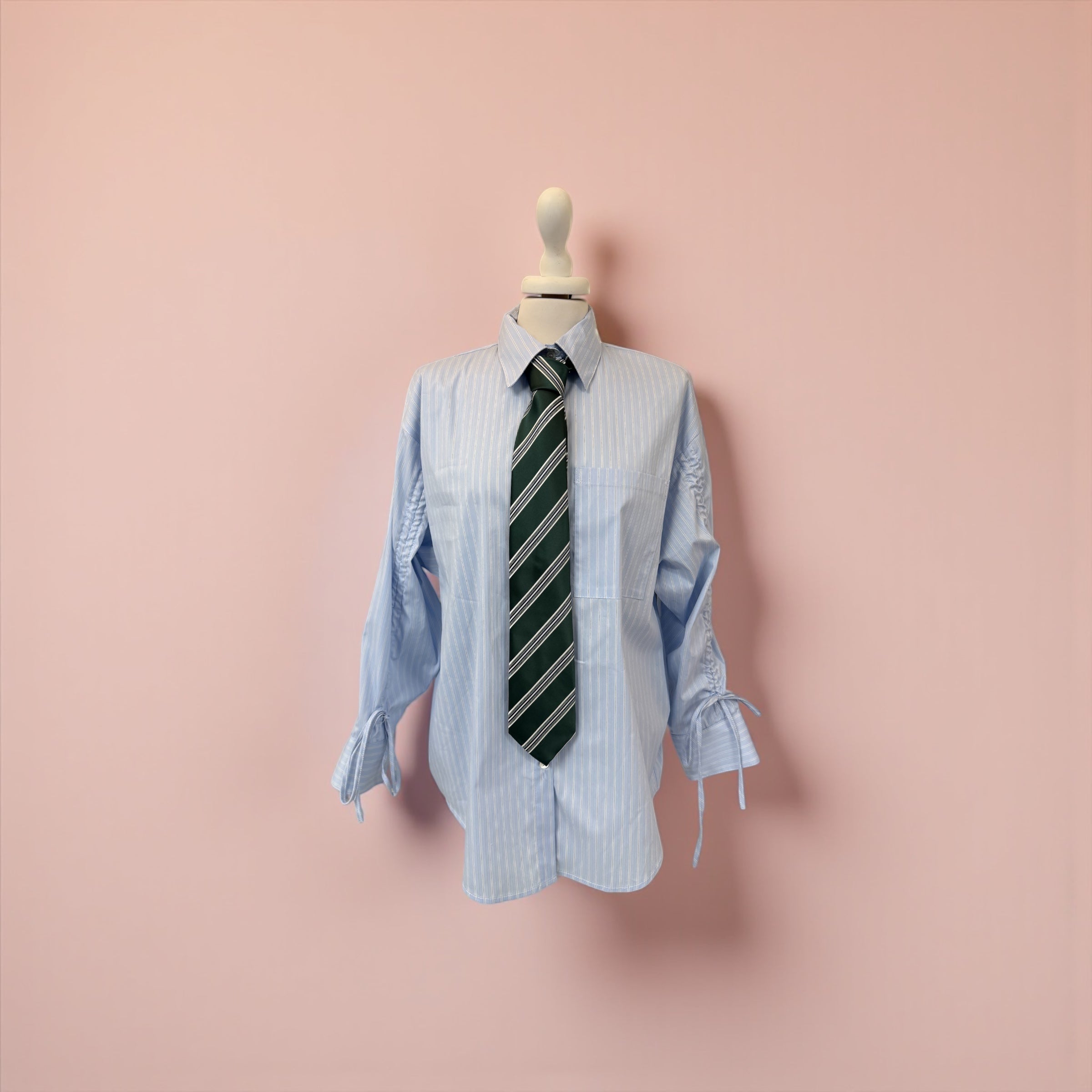 Camicia a righe azzurra manica arriccio + cravatta