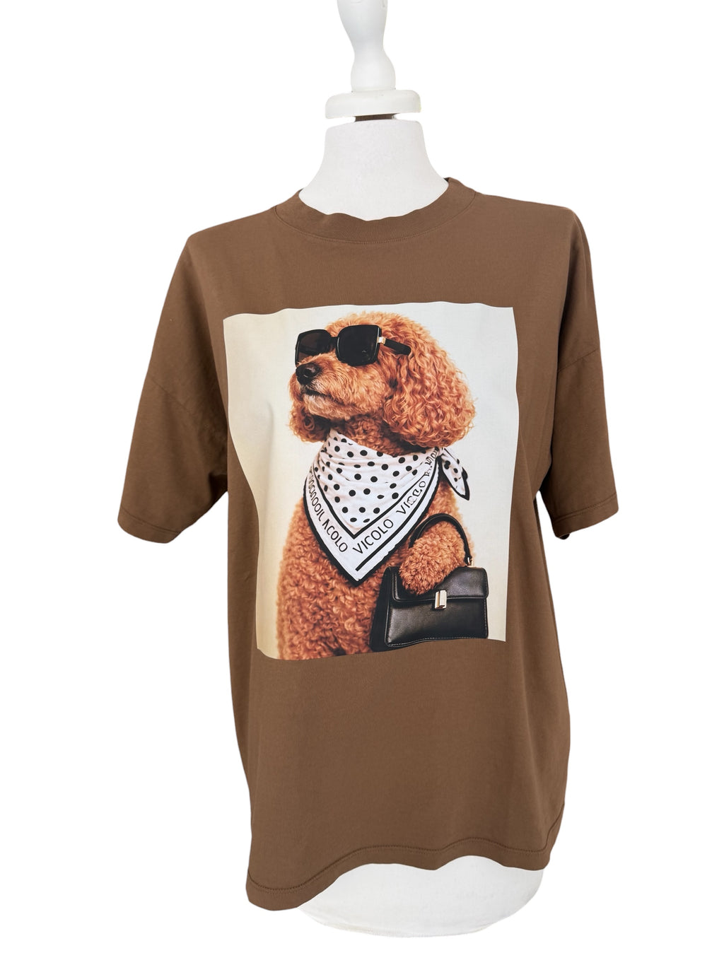 T-shirt over marrone barboncino