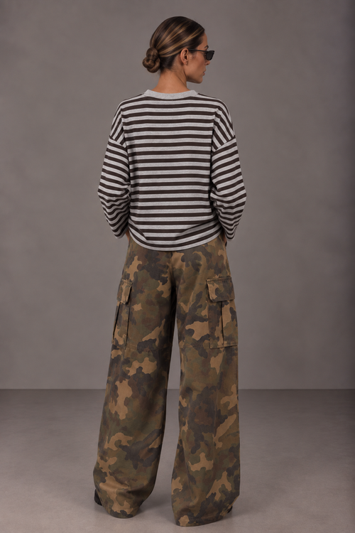T-shirt righe + spilla